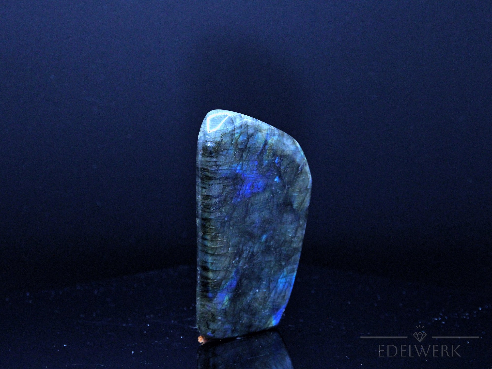 Labradorite Kristall, fördert intuitive Energie, schimmernde bunte Oberfläche.