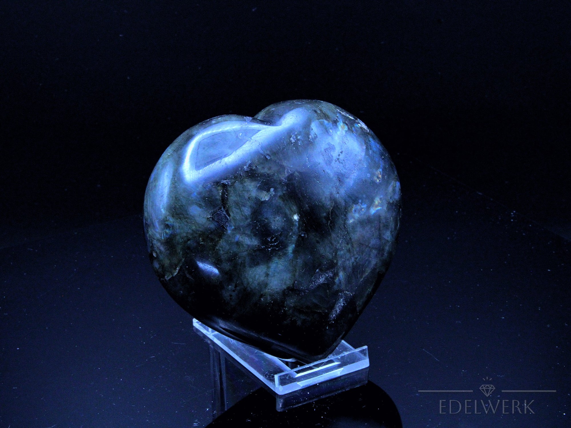 Labradorite Heilstein, Heilstein für spirituellen Schutz, bunte glänzende Form.