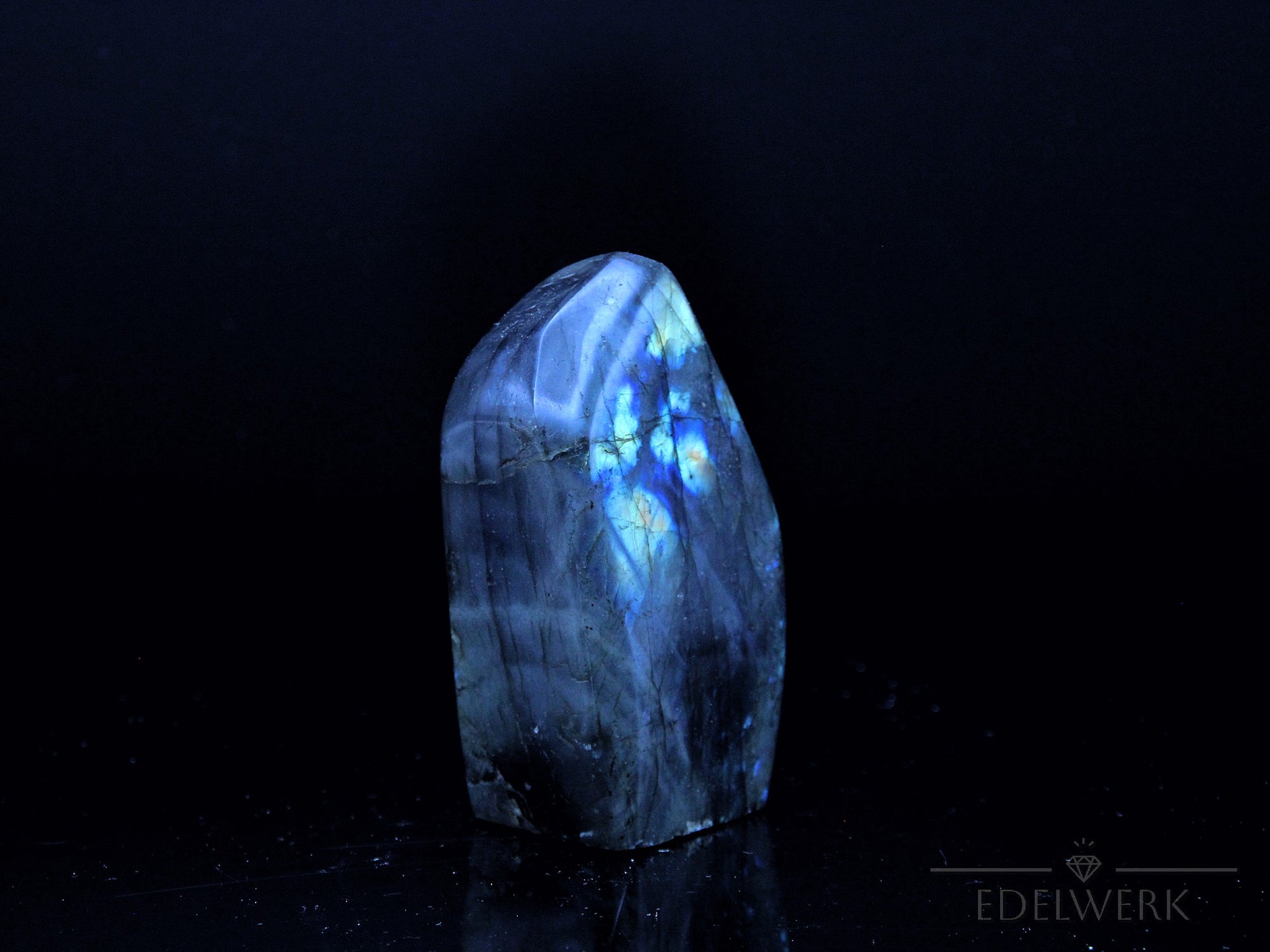 Klarer Labradorite, fördert spirituelle Balance, bunte glänzende Kristalle.