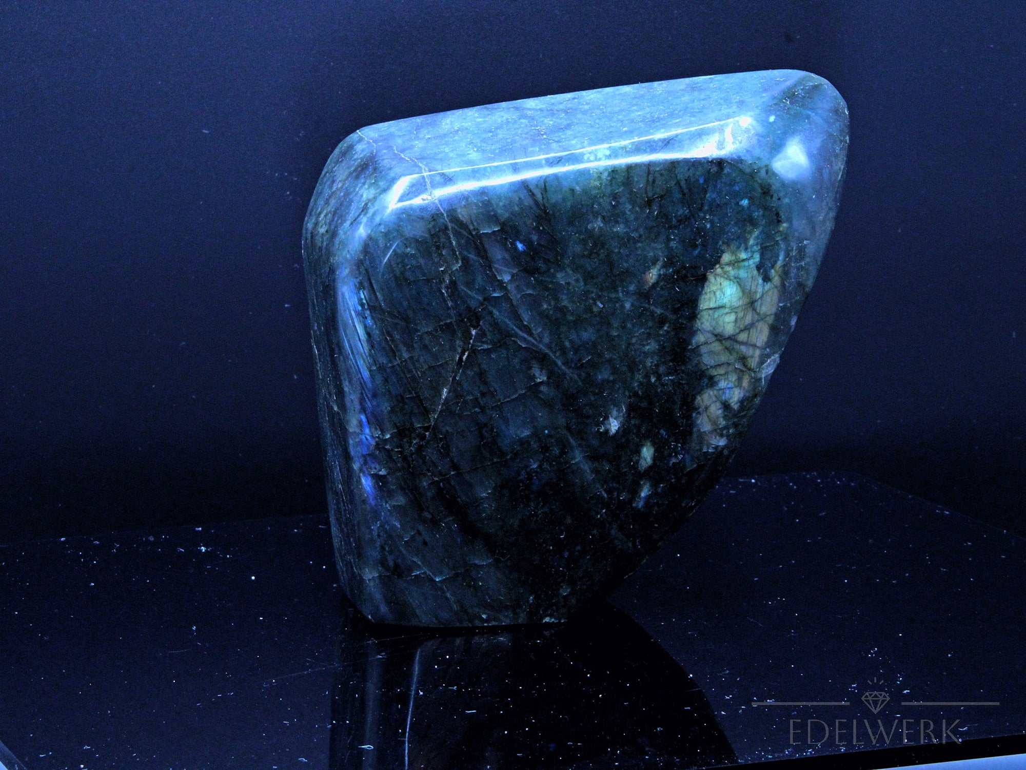 Natürlicher Labradorite, fördert meditative Entspannung, ungeschliffene bunte Struktur.