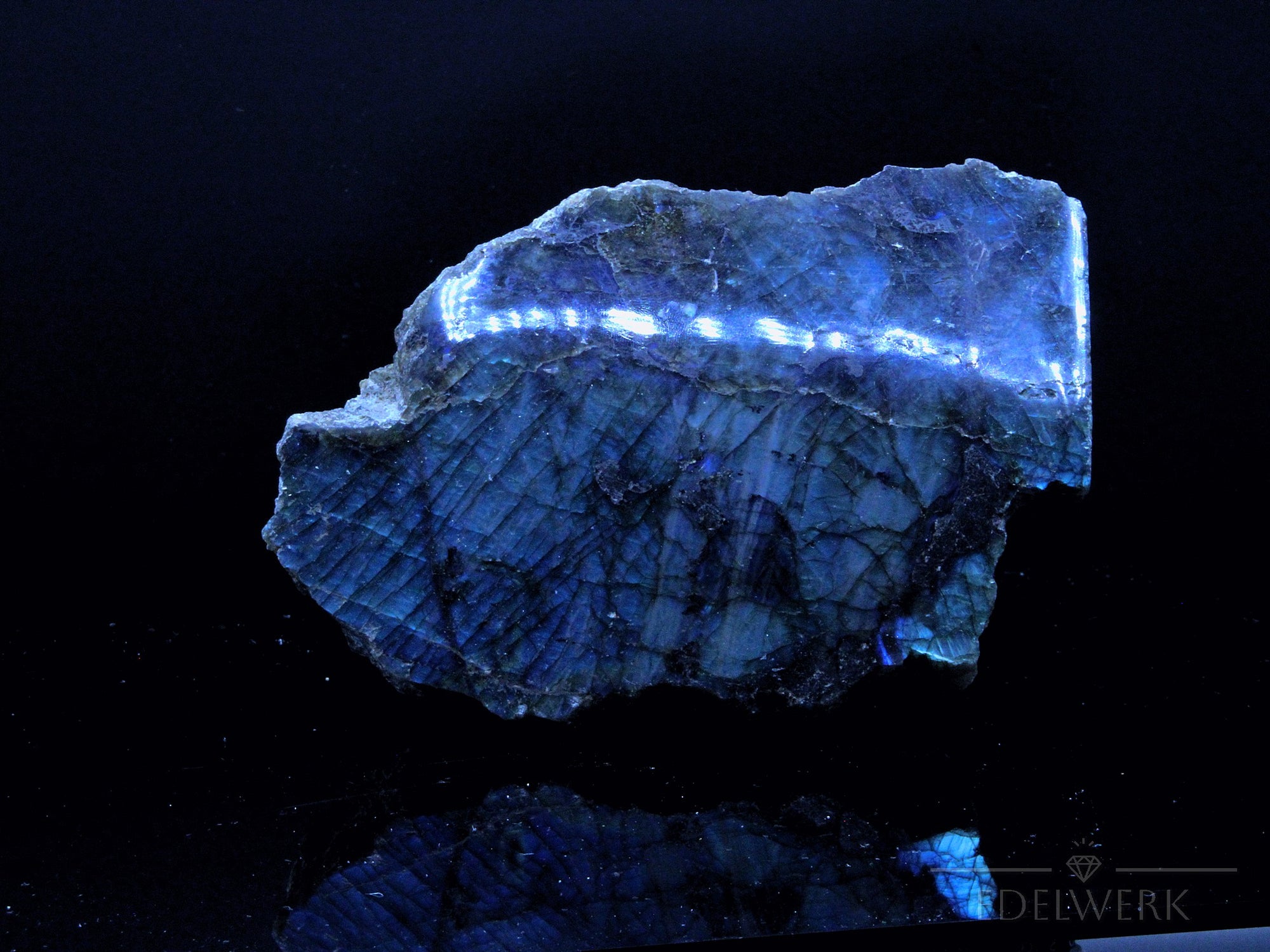 Strahlender Labradorite, fördert meditative Kraft, bunte Kristallstruktur.