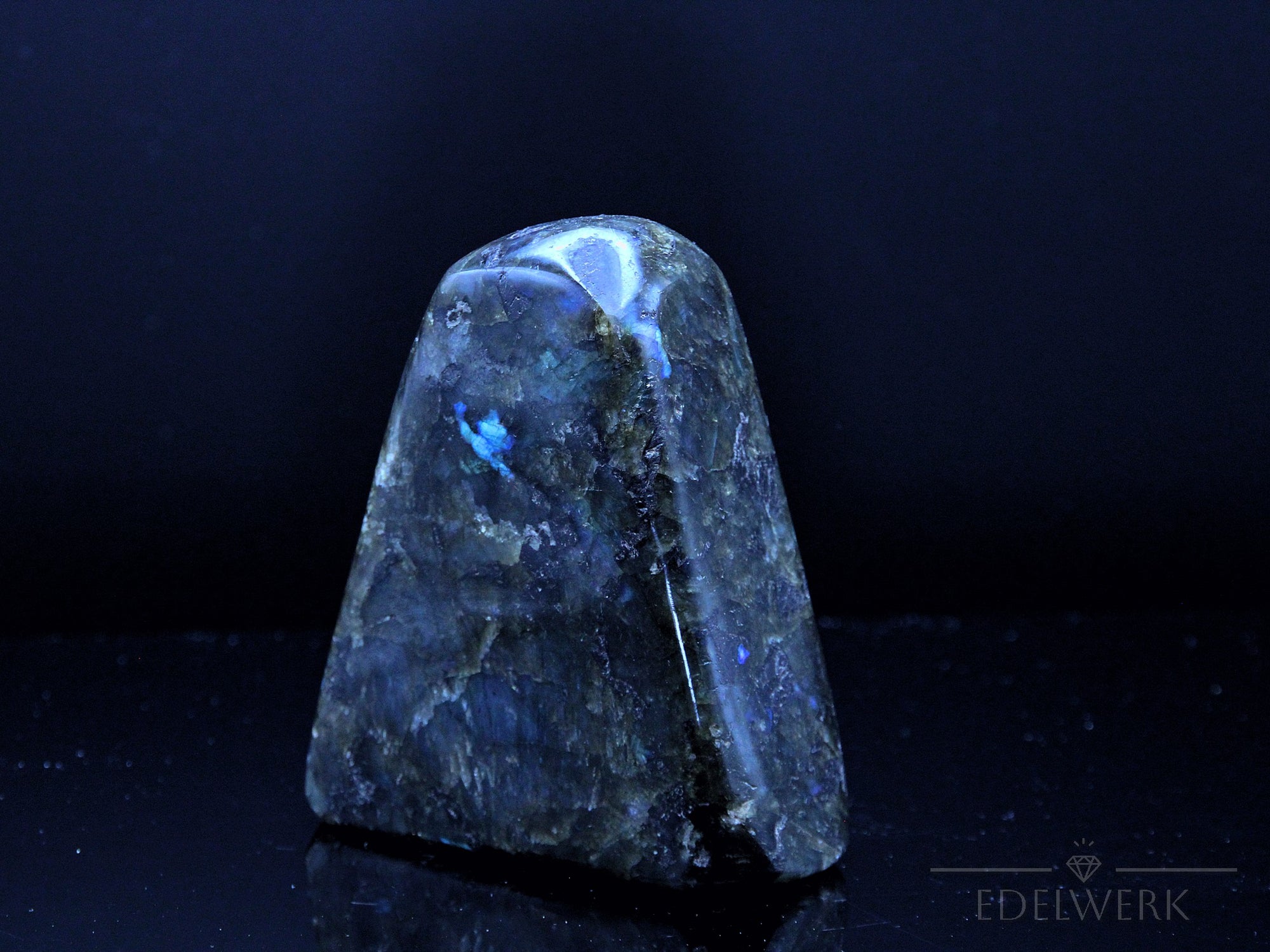 Labradorite Kristall, Heilstein für klare Energie, bunte Kristallform.