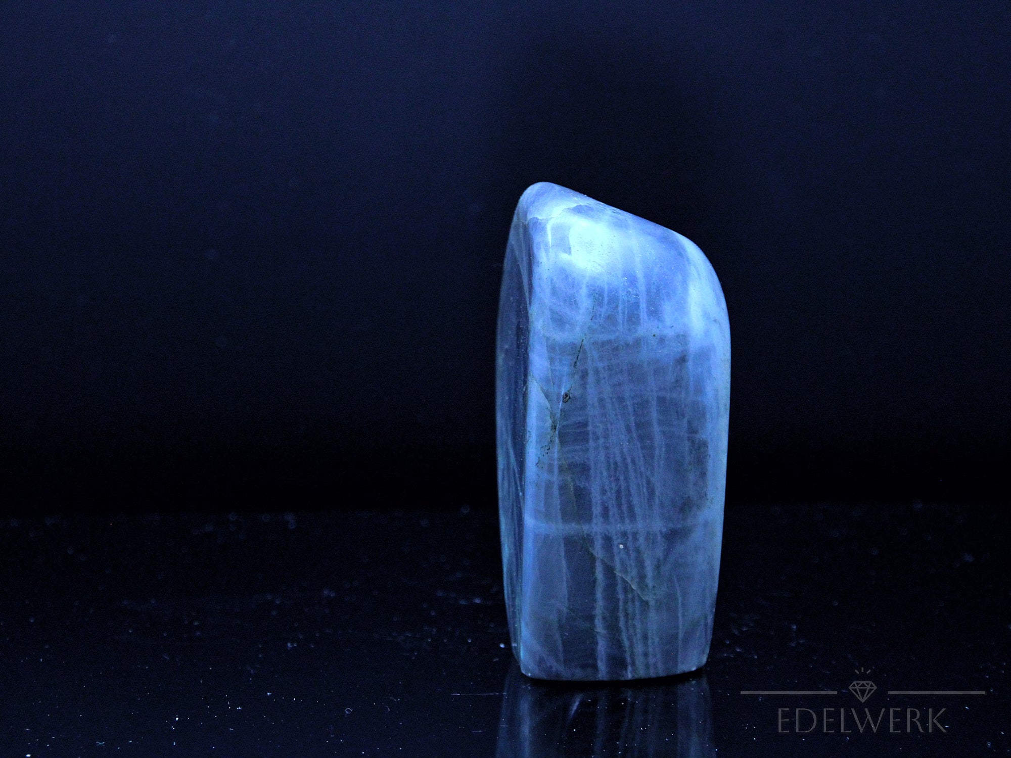 Labradorite Kristall, fördert meditative Harmonie, schimmernde bunte Oberfläche.