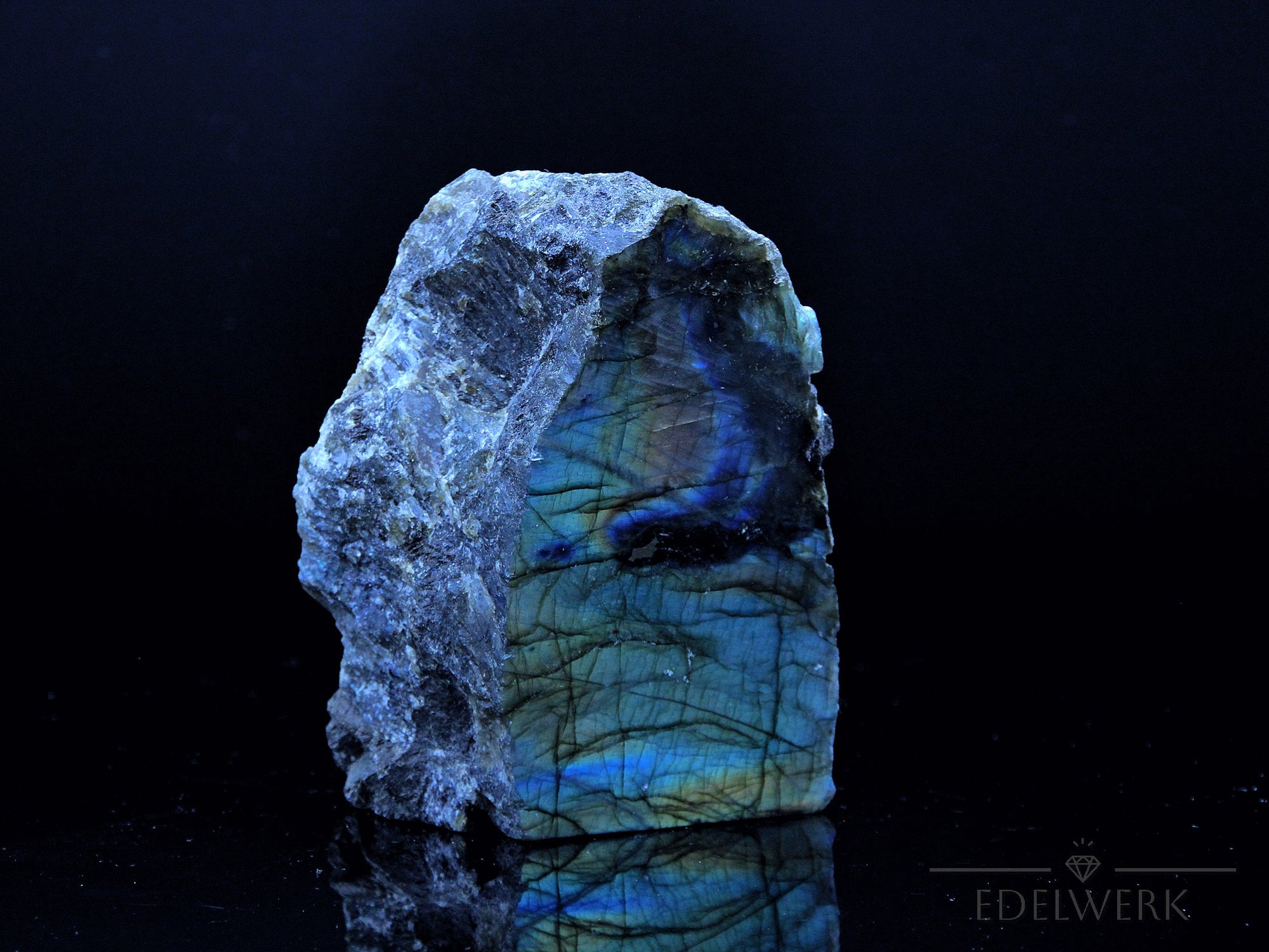 Labradorite Kristall, fördert energetische Kraft, schimmernde bunte Oberfläche.