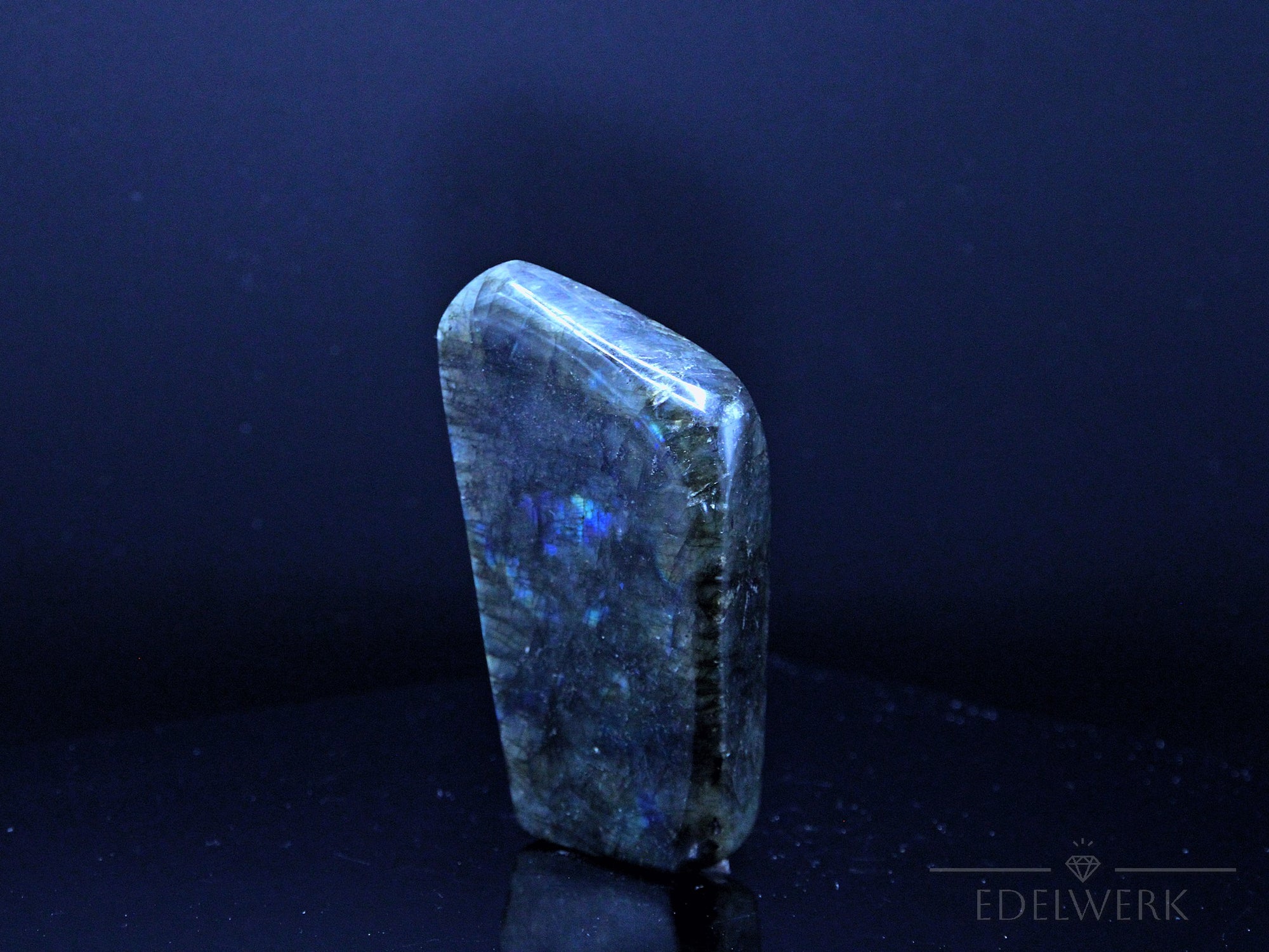Labradorite Kristall, Heilstein für klare Meditation, bunte Kristallform.