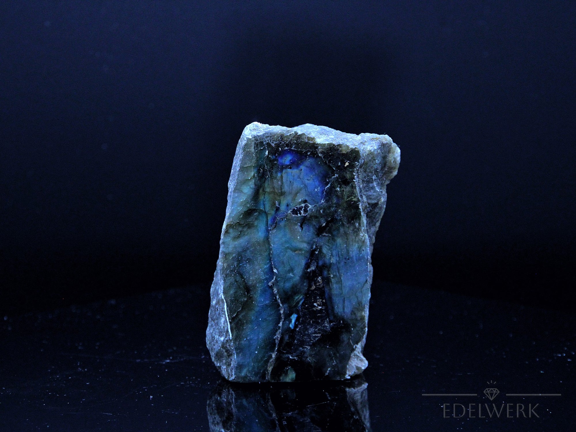 Labradorite Heilstein, fördert meditative Balance, bunte Kristallstruktur.