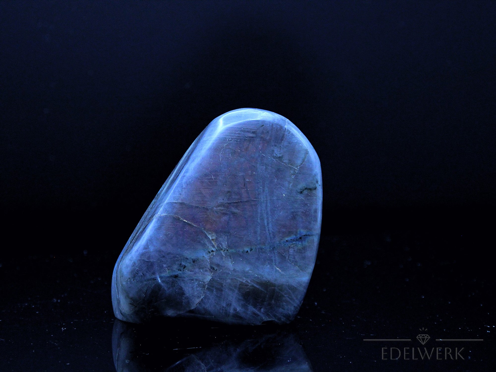 Strahlender Labradorite, Heilstein für meditative Balance, bunte Oberfläche.