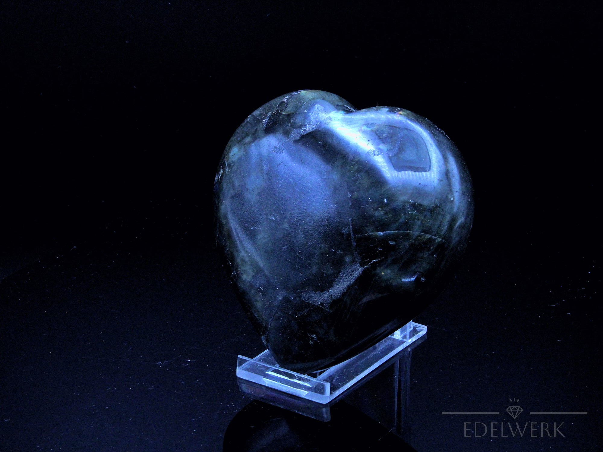 Labradorite Kristall, fördert schützende Energie, bunte Kristalloberfläche.