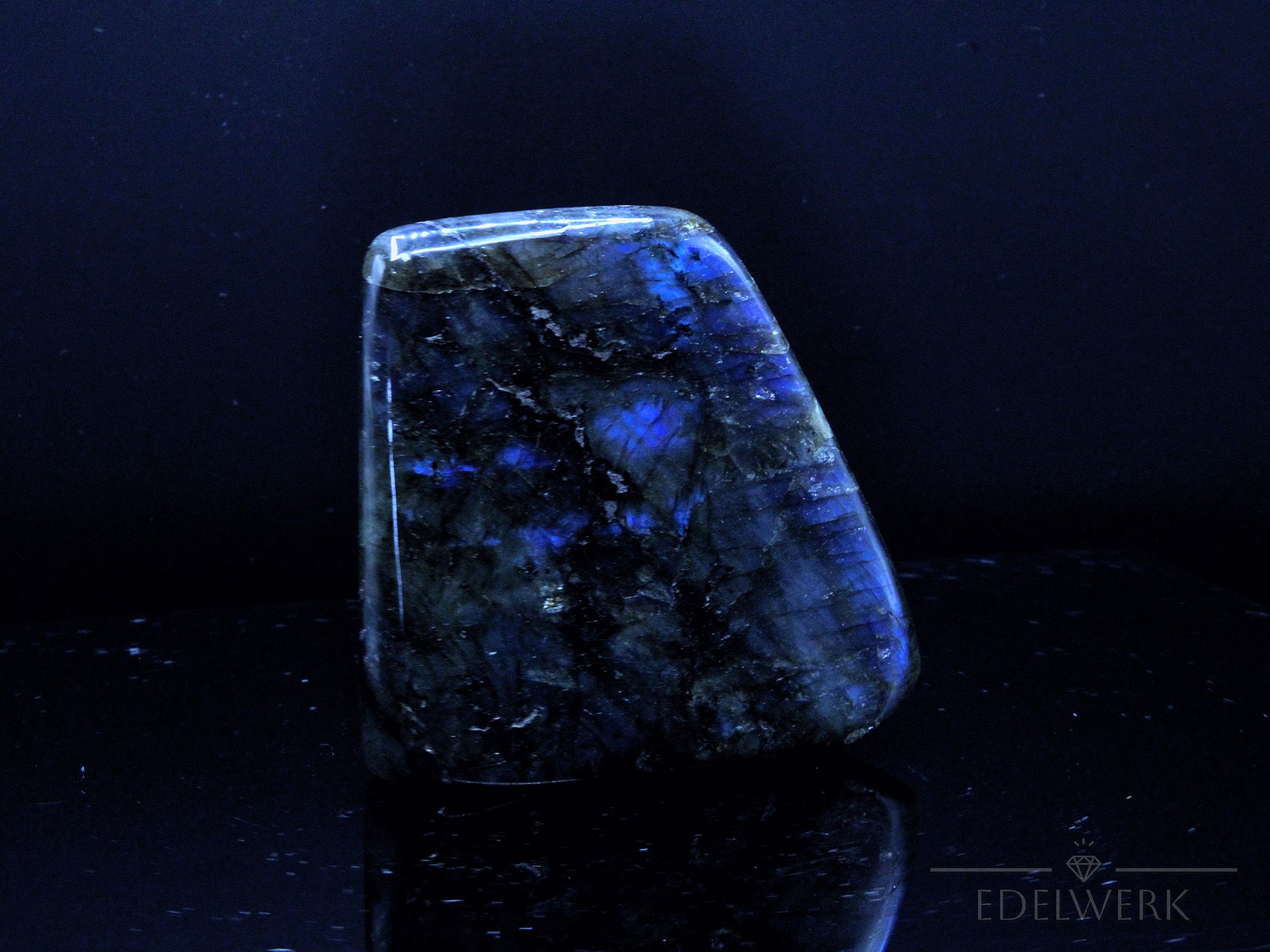 Strahlender Labradorite, Heilstein für spirituelle Entspannung, bunte glänzende Form.