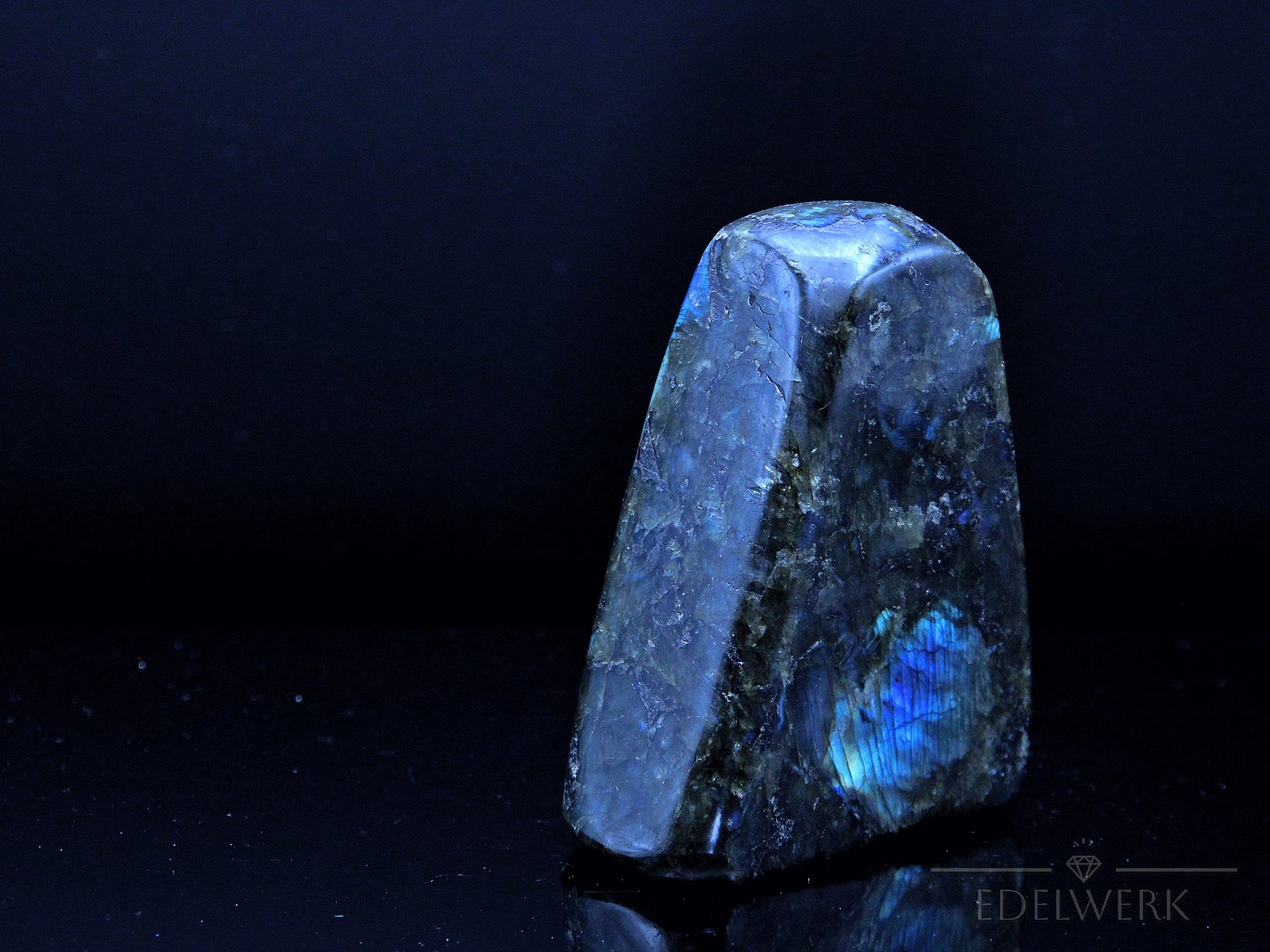 Labradorite Kristall, fördert spirituelle Ruhe, schimmernde bunte Oberfläche.