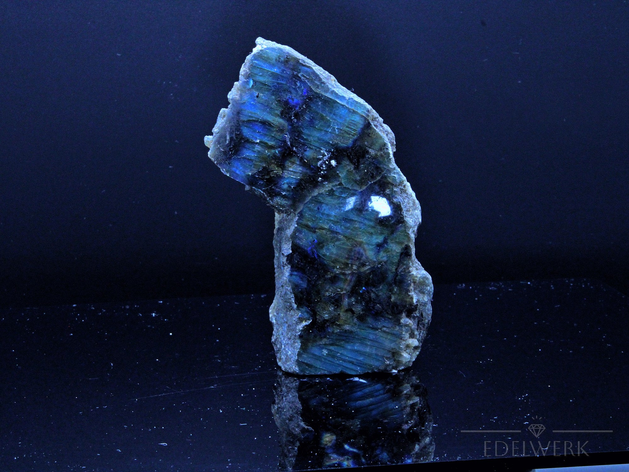 Labradorite Heilstein, fördert schützende Energie, bunte Kristallstruktur.