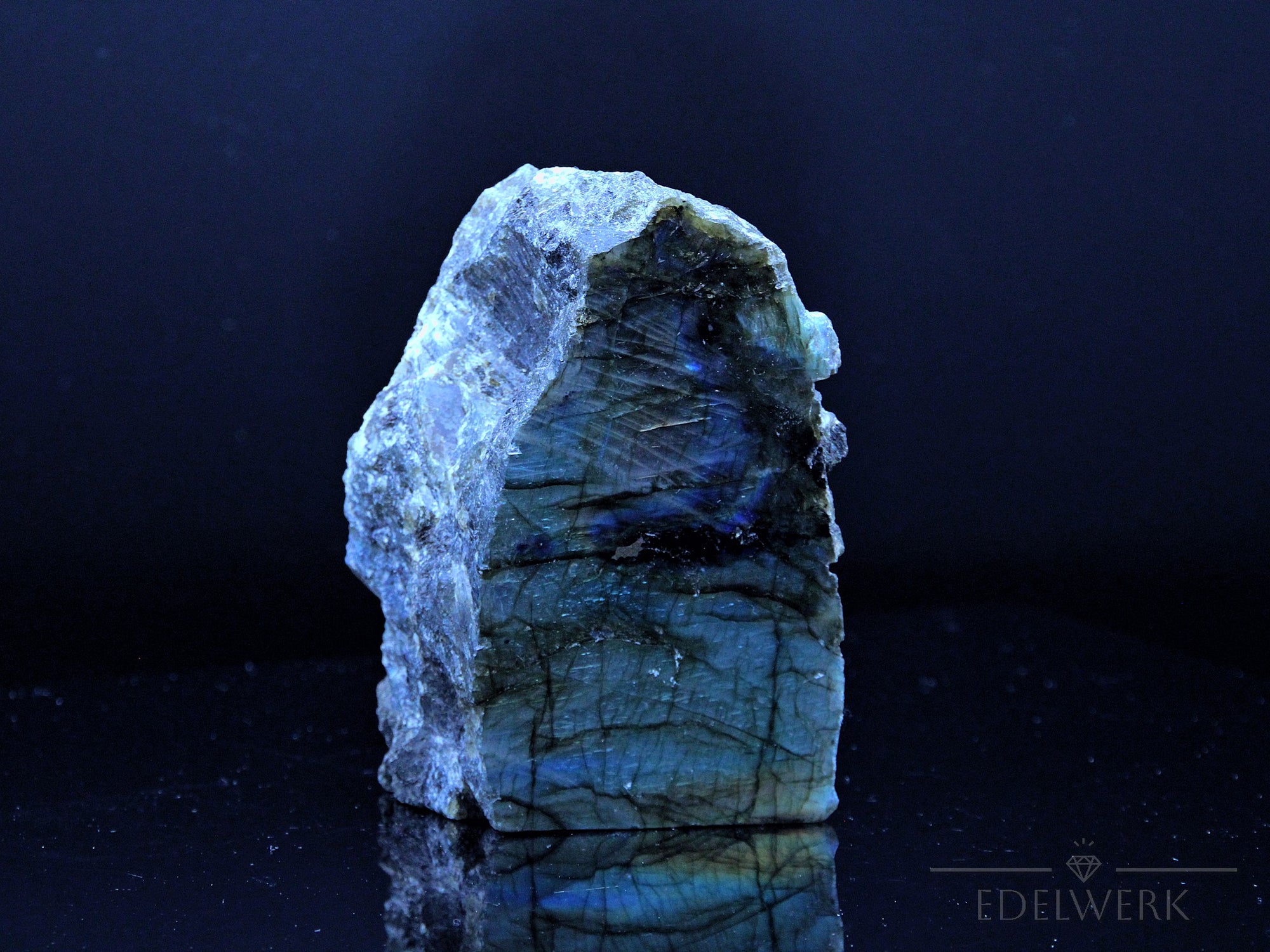 Labradorite Kristall, Heilstein für klare Energie, bunte Kristallform.