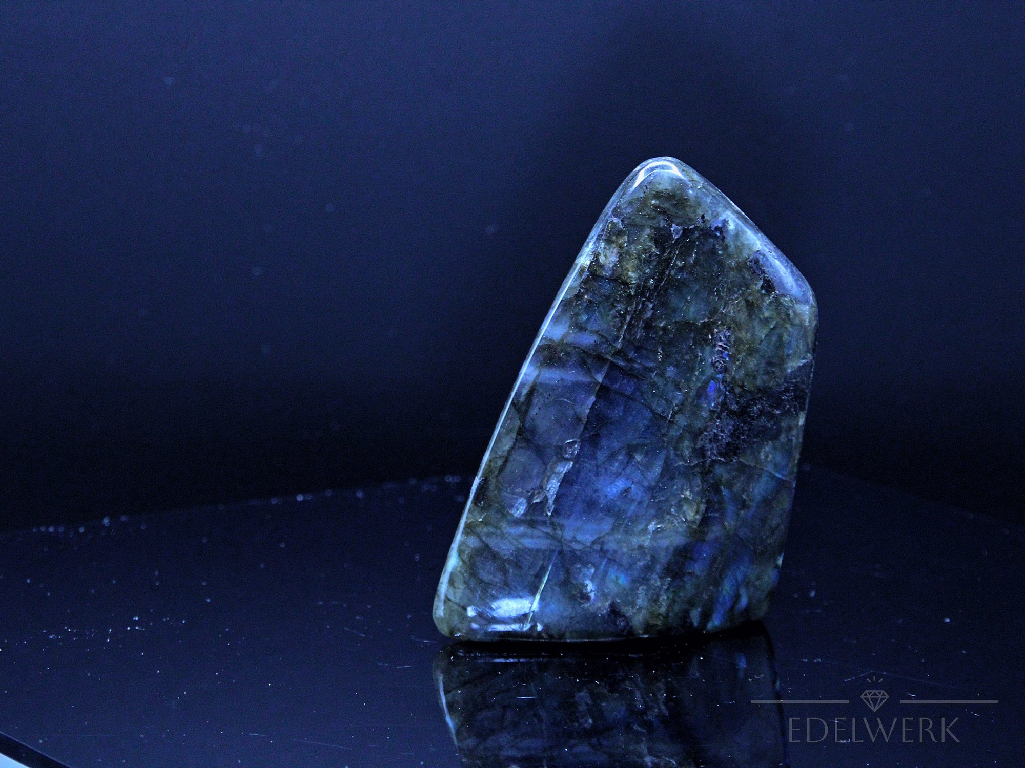 Strahlender Labradorite, fördert meditative Ruhe, bunte Kristallstruktur.