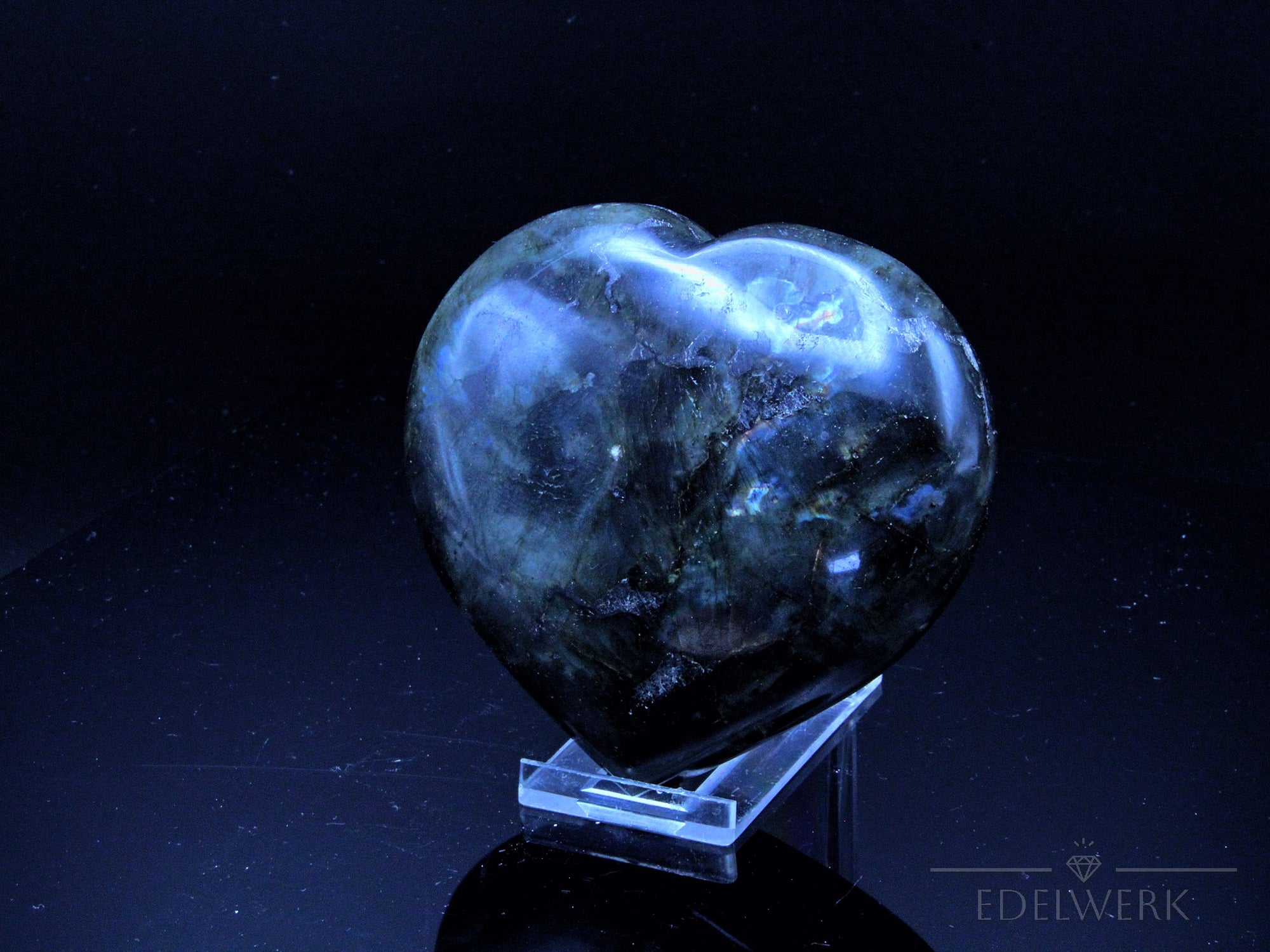 Labradorite Heilstein, fördert intuitive Energie, bunte Kristallstruktur.