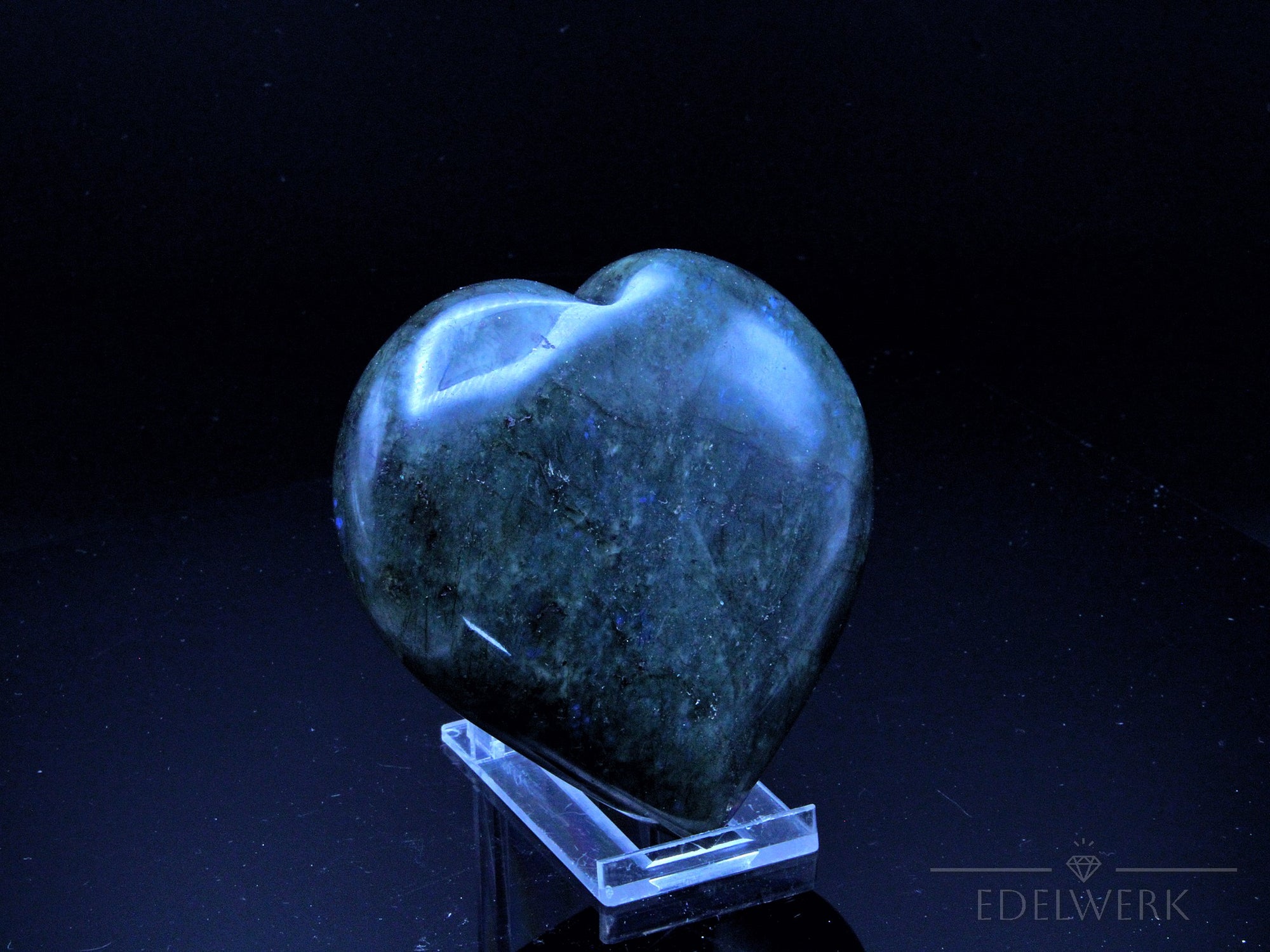Labradorite Kristall, Heilstein für spirituelle Ausgeglichenheit, bunte glänzende Struktur.