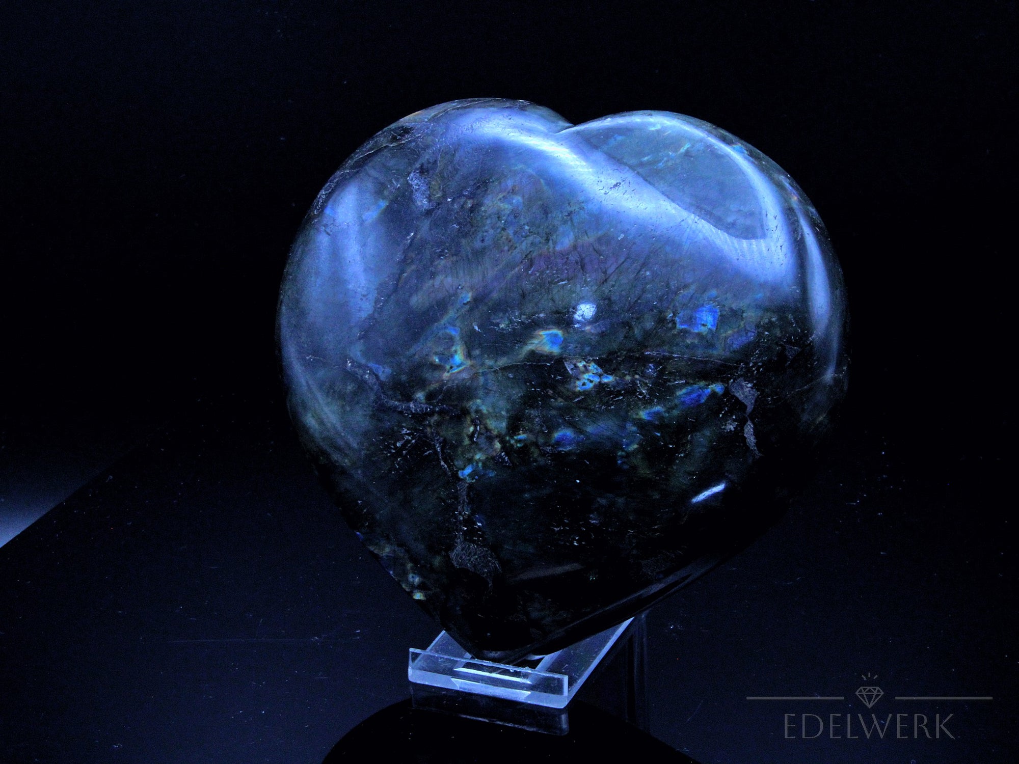 Labradorite Kristall, fördert schützende Energie, bunte Kristalloberfläche.