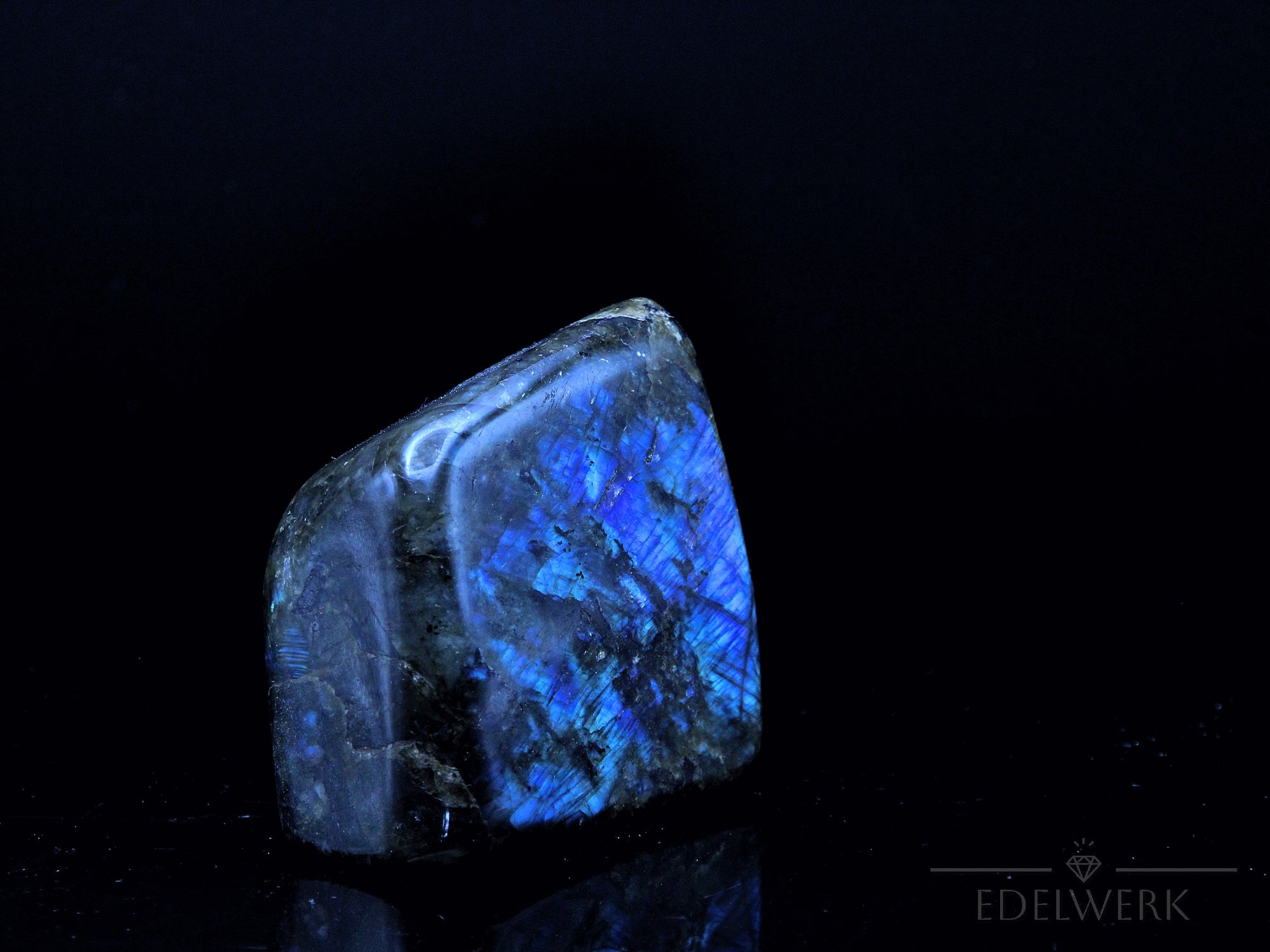 Labradorite Heilstein, fördert intuitive Praxis, bunte natürliche Form.