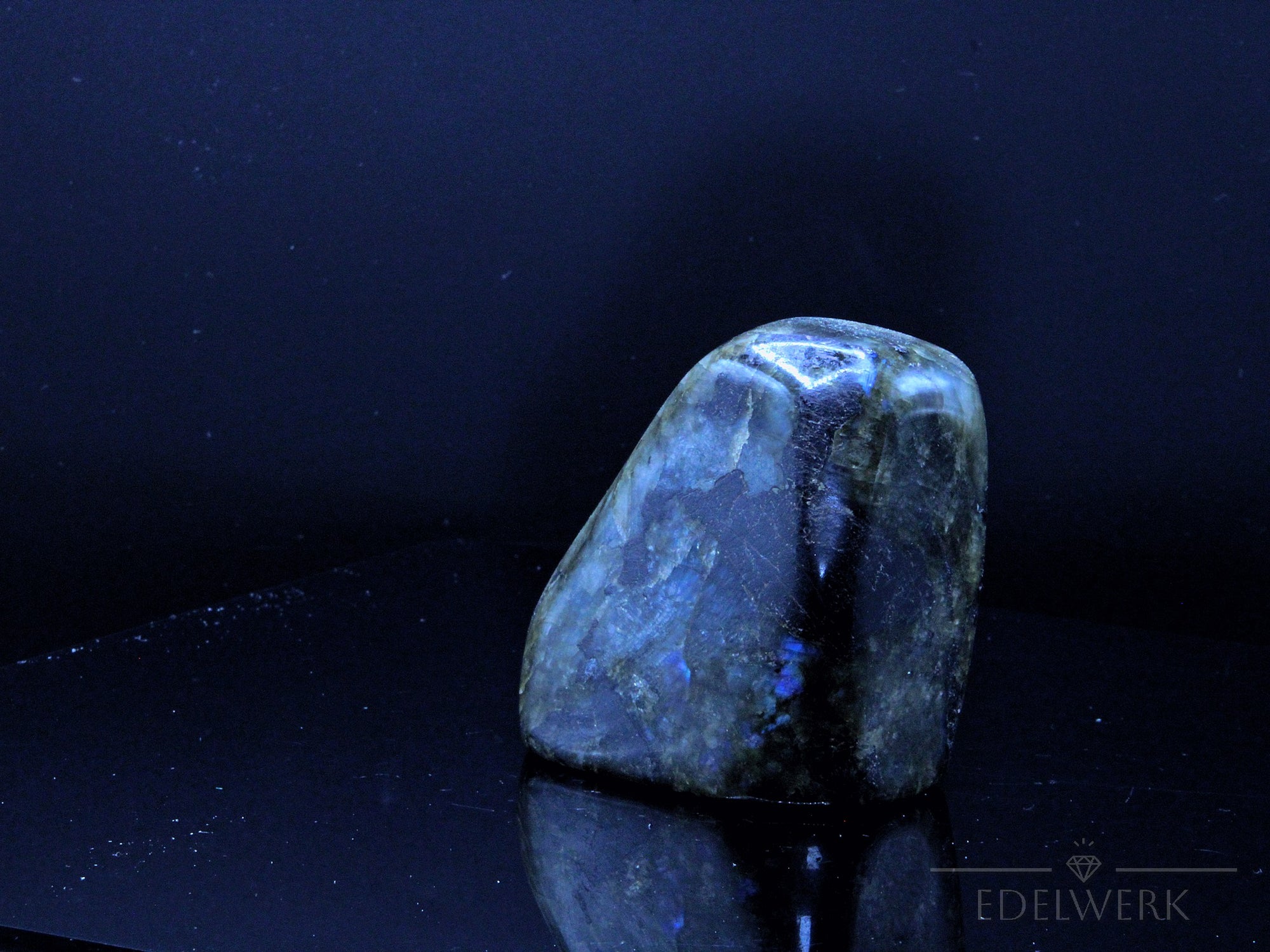 Labradorite Kristall, fördert spirituelle Harmonie, bunte Kristalloberfläche.