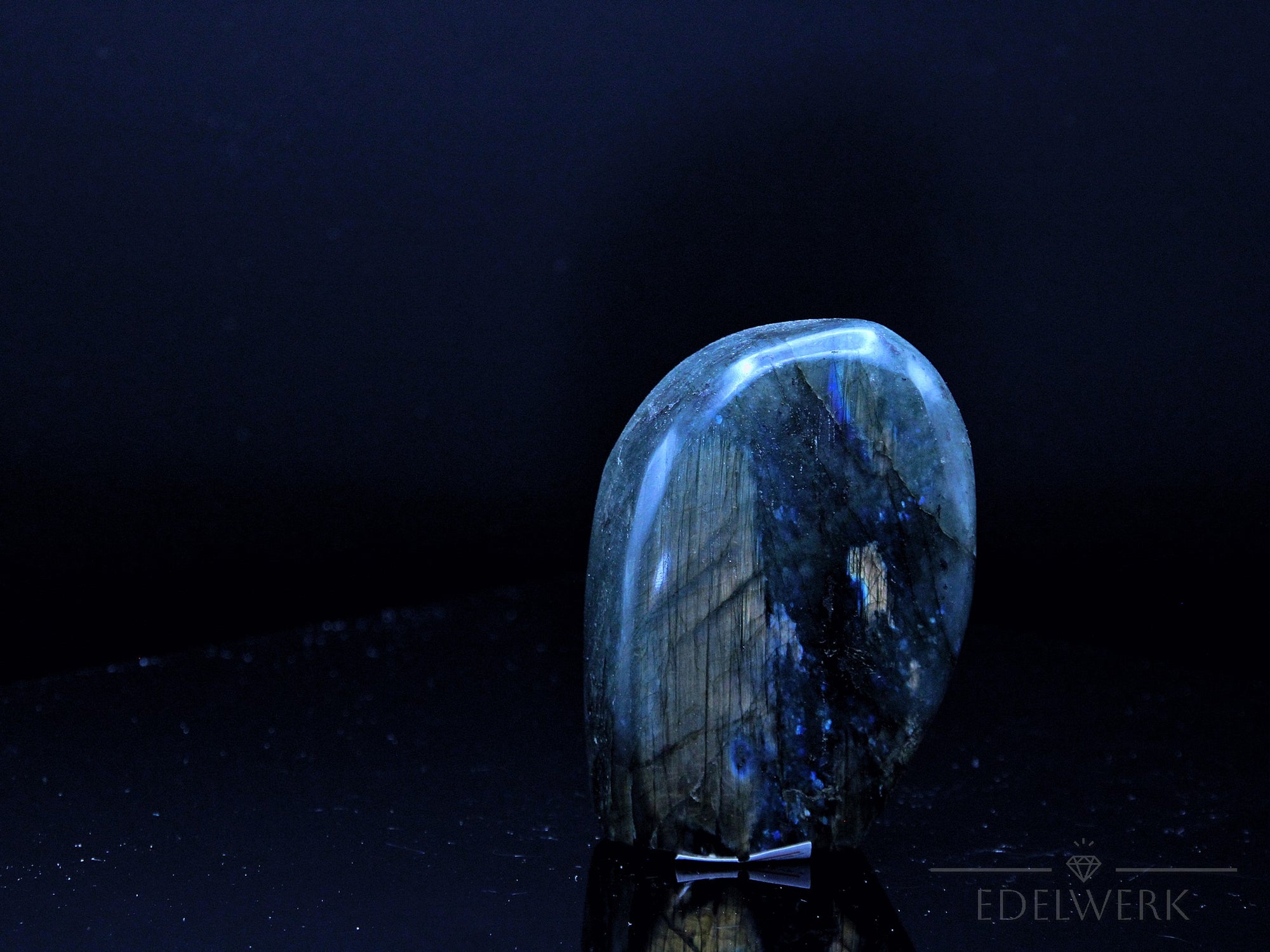 Natürlicher Labradorite, fördert spirituelle Harmonie, ungeschliffene bunte Struktur.