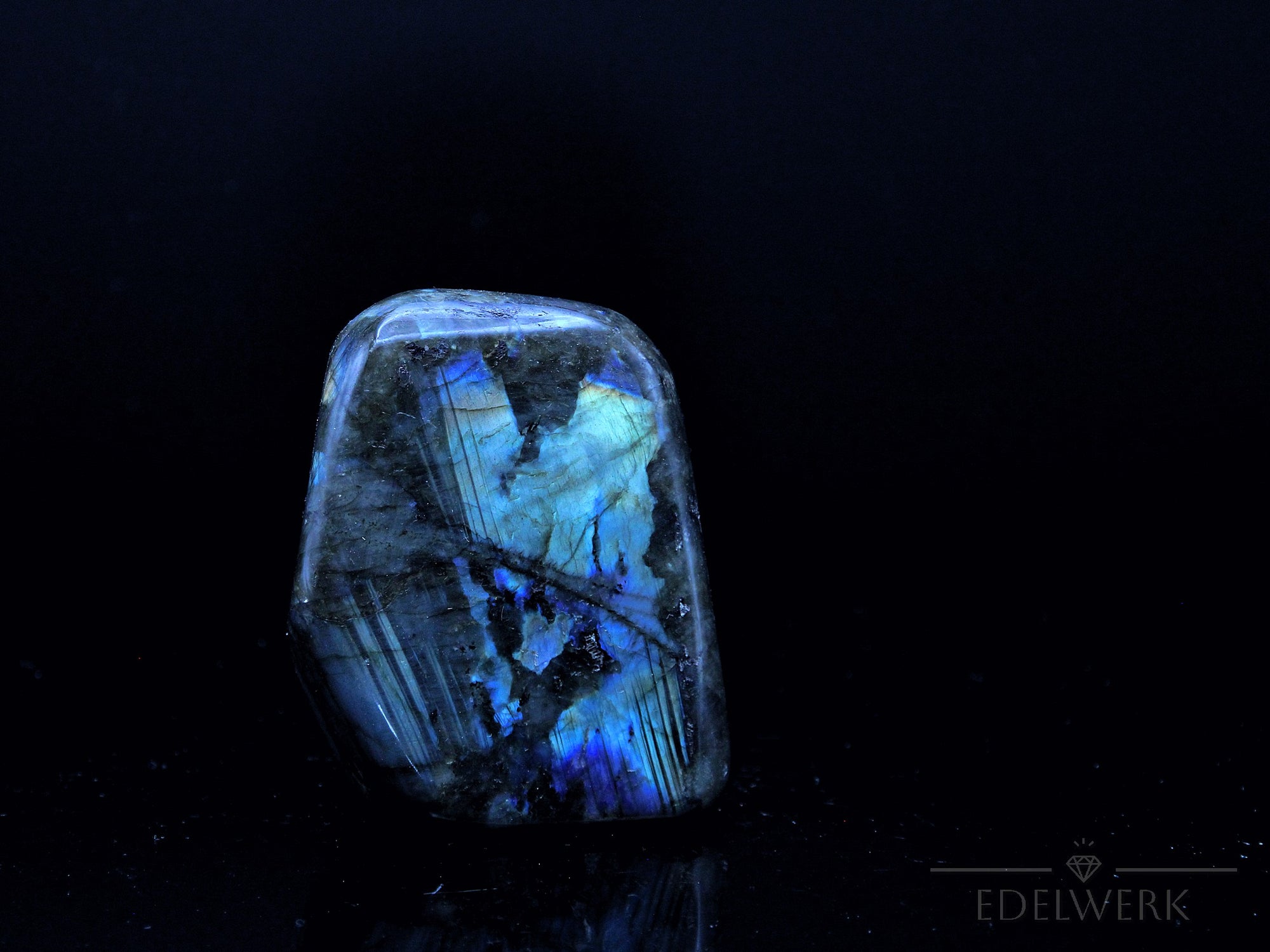 Klarer Labradorite, Heilstein für klare Harmonie, bunte Kristallform.