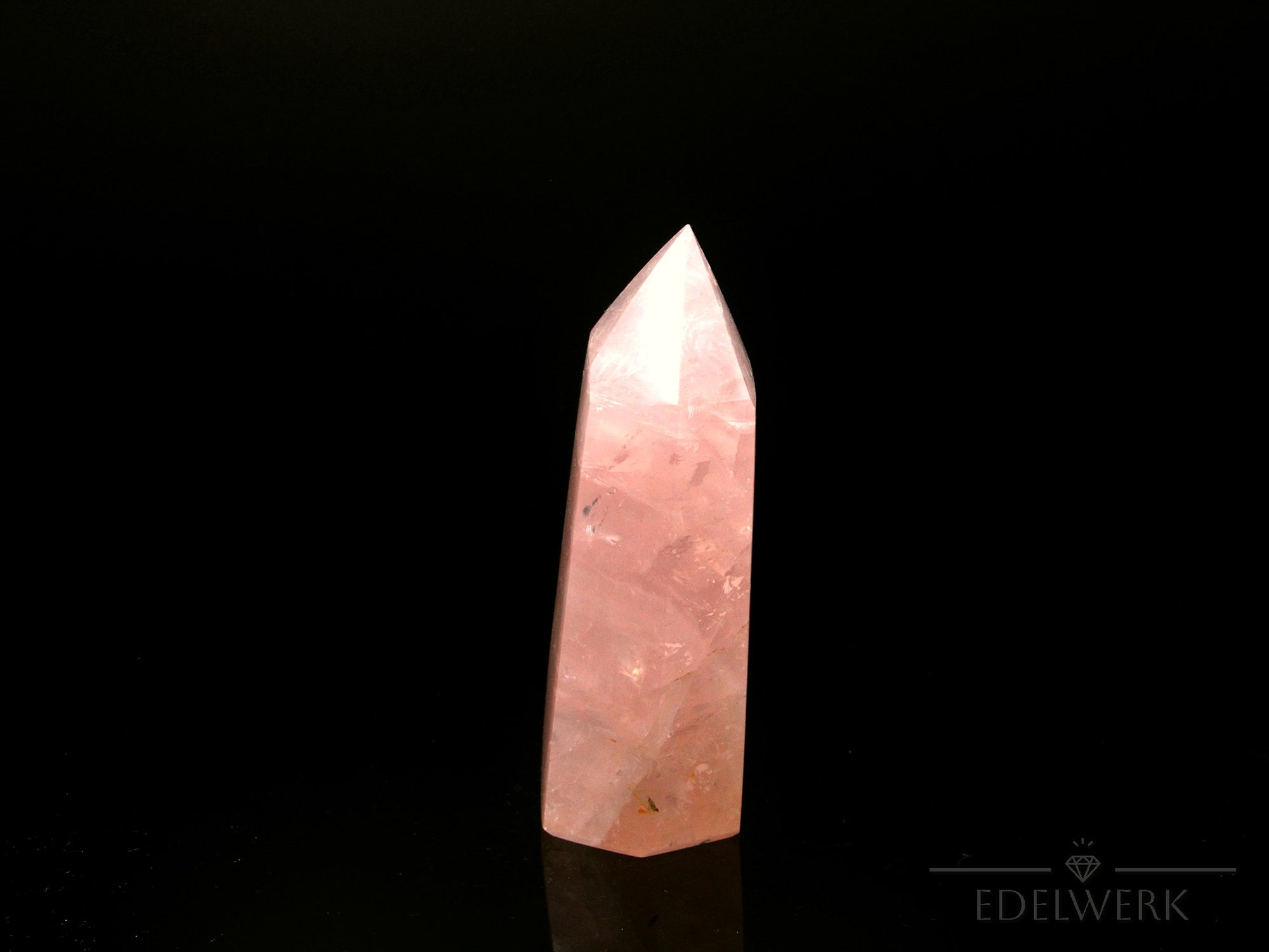 Rosenquarz Heilstein, fördert spirituelle Ruhe, rosa Kristalloberfläche.