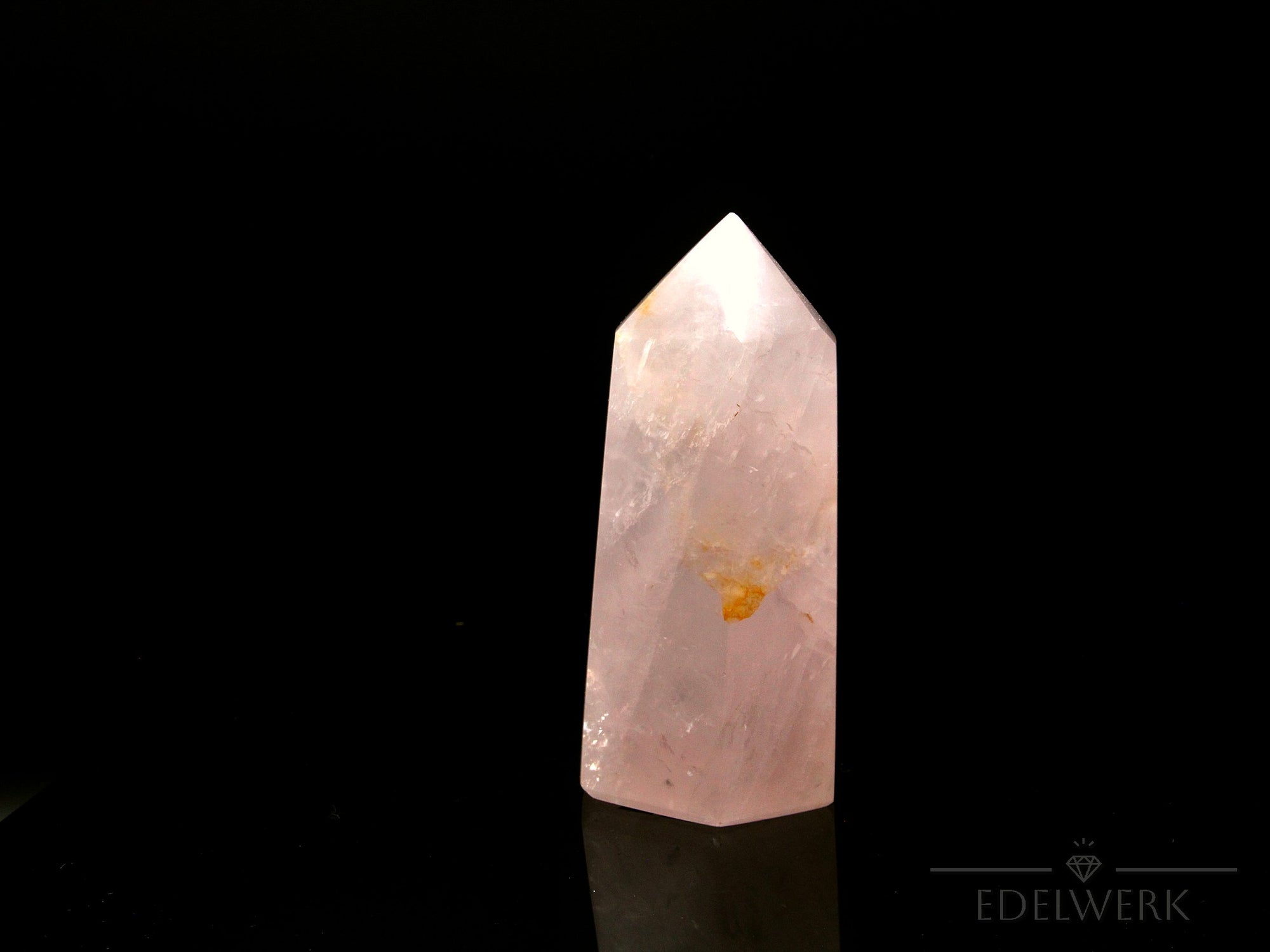 Natürlicher Rosenquarz, fördert klare Intuition, rosa glänzende Struktur.