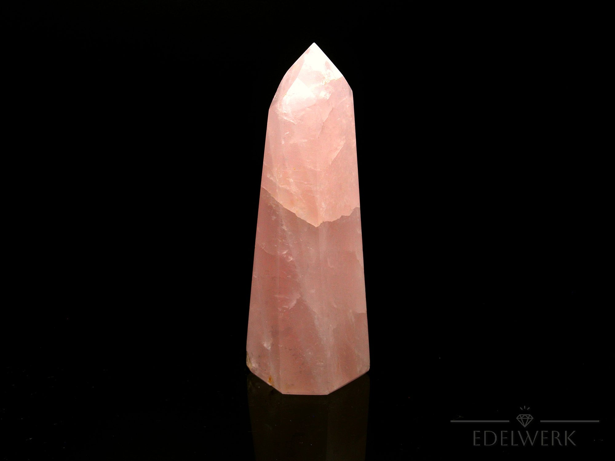 Strahlender Rosenquarz, fördert spirituelle Energie, rosa Kristalloberfläche.