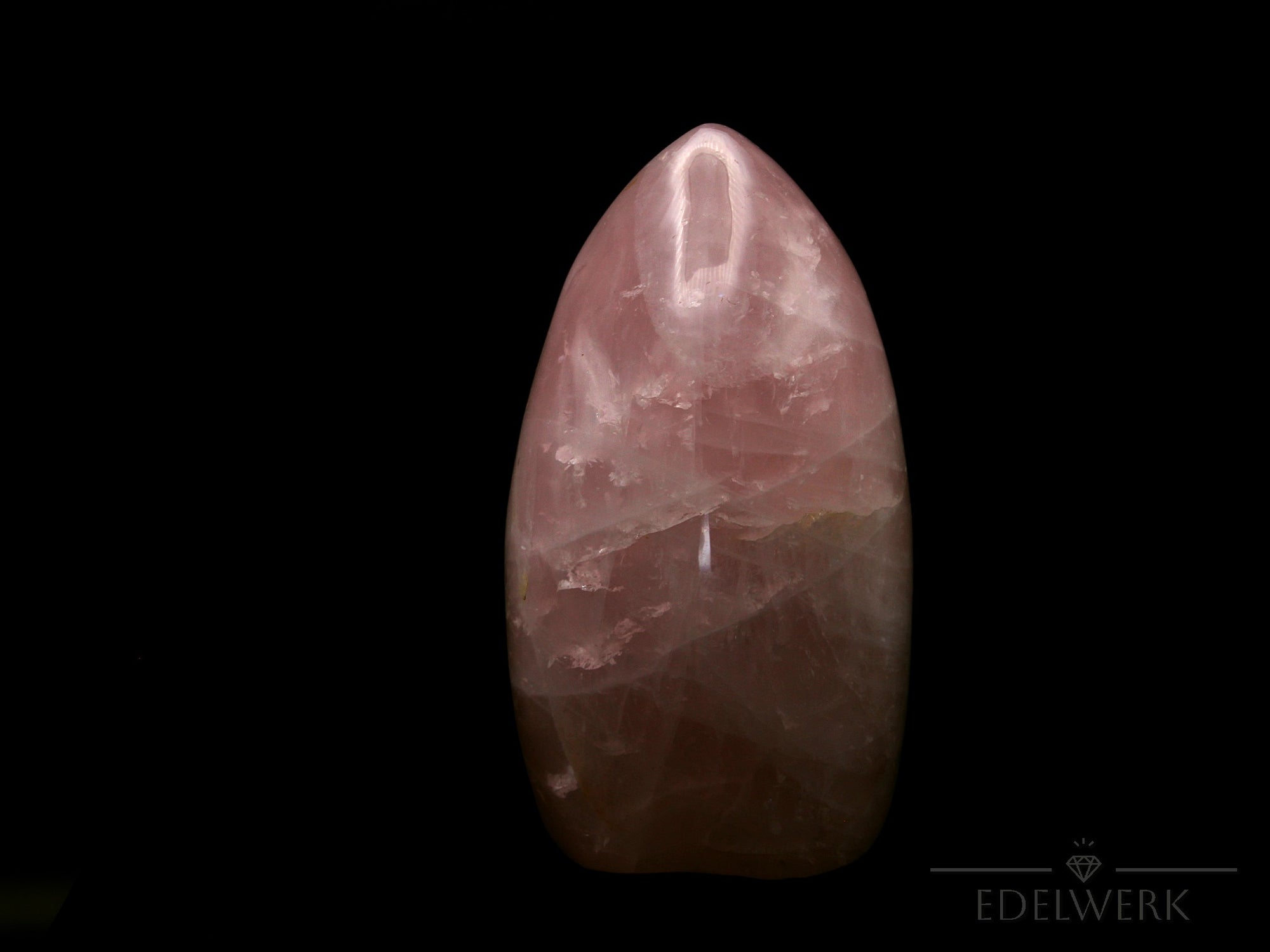 Natürlicher Rosenquarz, fördert meditative Ruhe, ungeschliffene rosa Struktur.