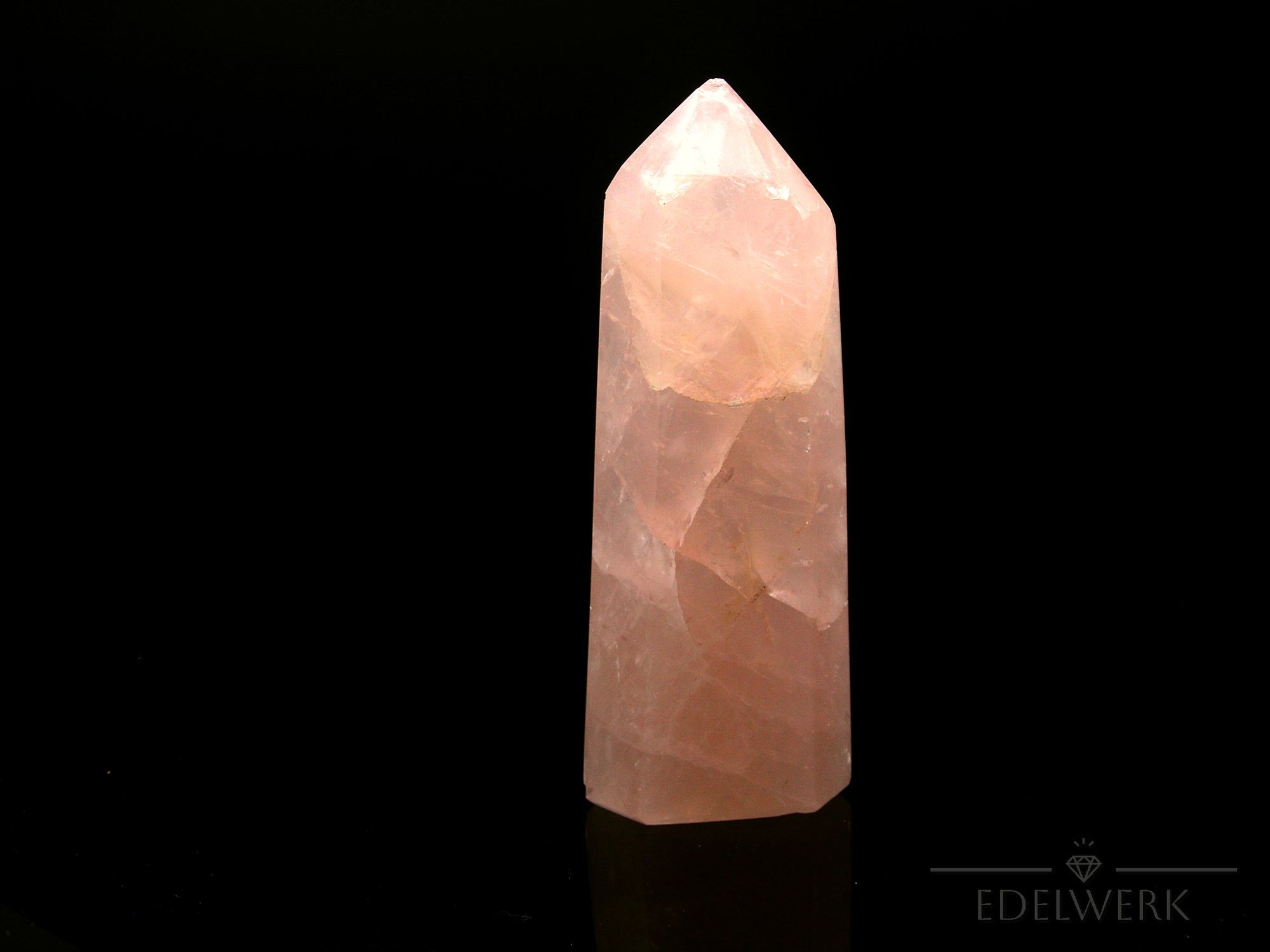 Strahlender Rosenquarz, fördert spirituelle Klarheit, rosa Kristalloberfläche.