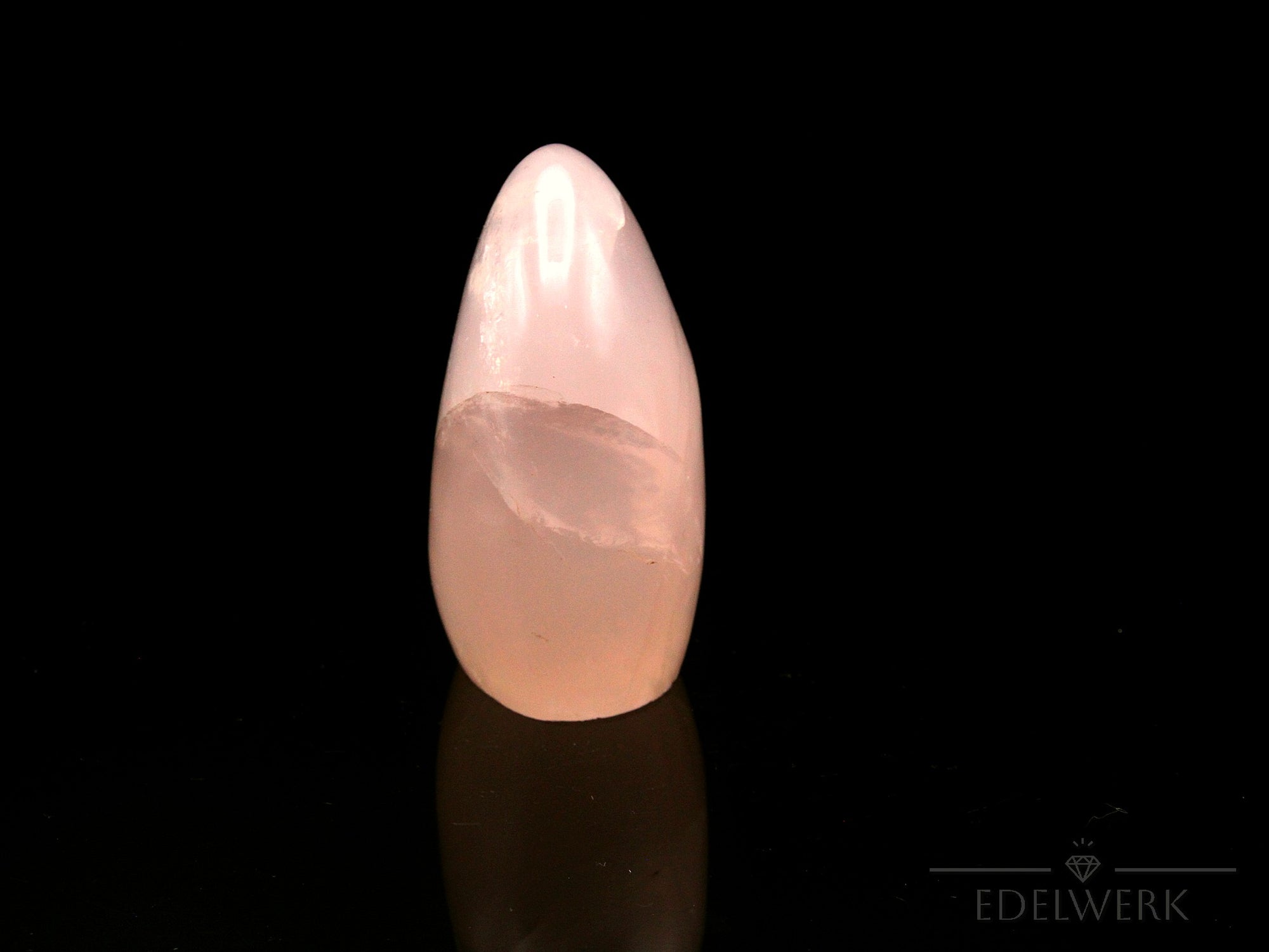 Strahlender Rosenquarz, fördert spirituelle Energie, rosa Kristallstruktur.
