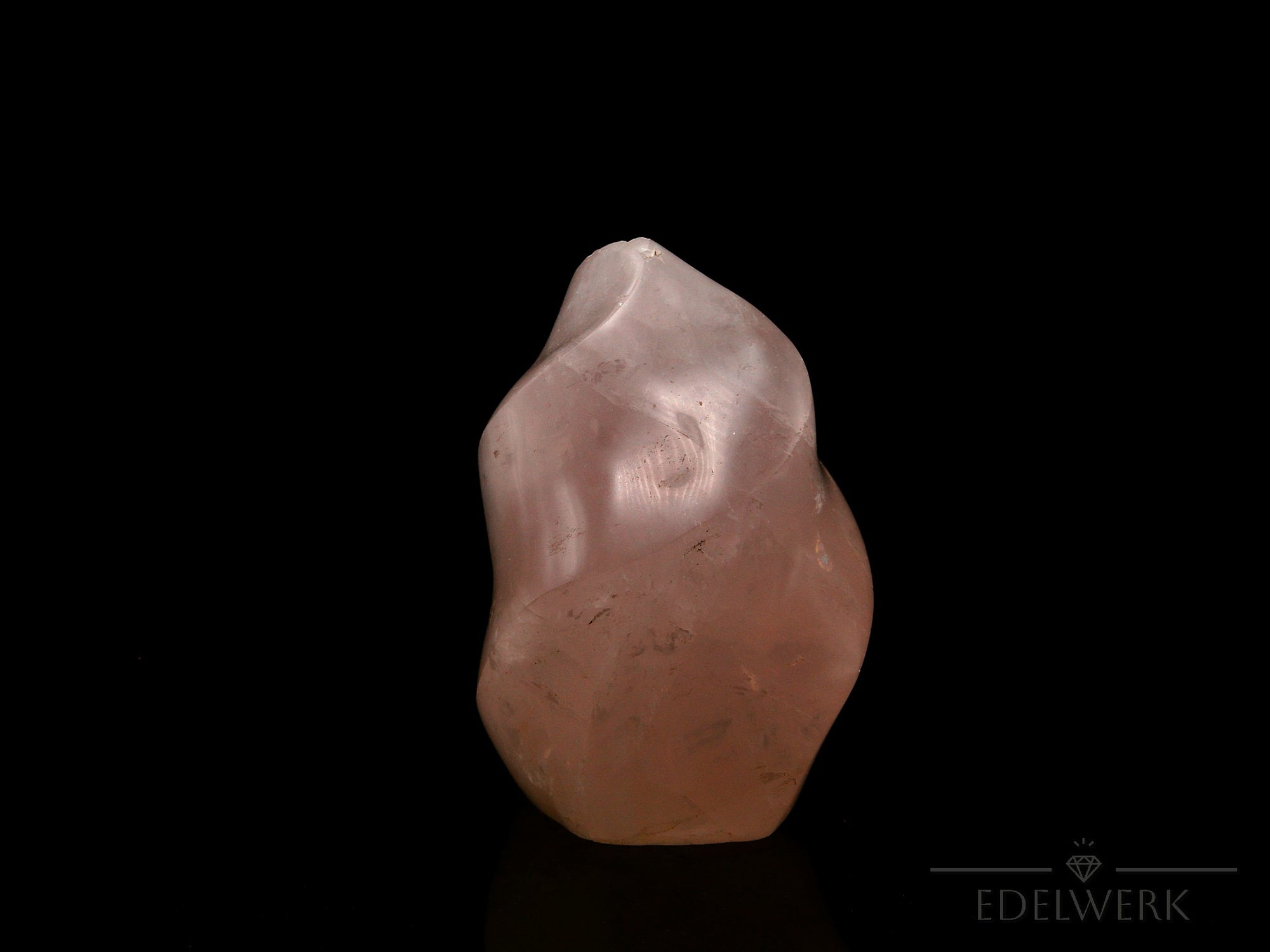 Rosenquarz Heilstein, Heilstein für meditative Ruhe, rosa glänzende Form.