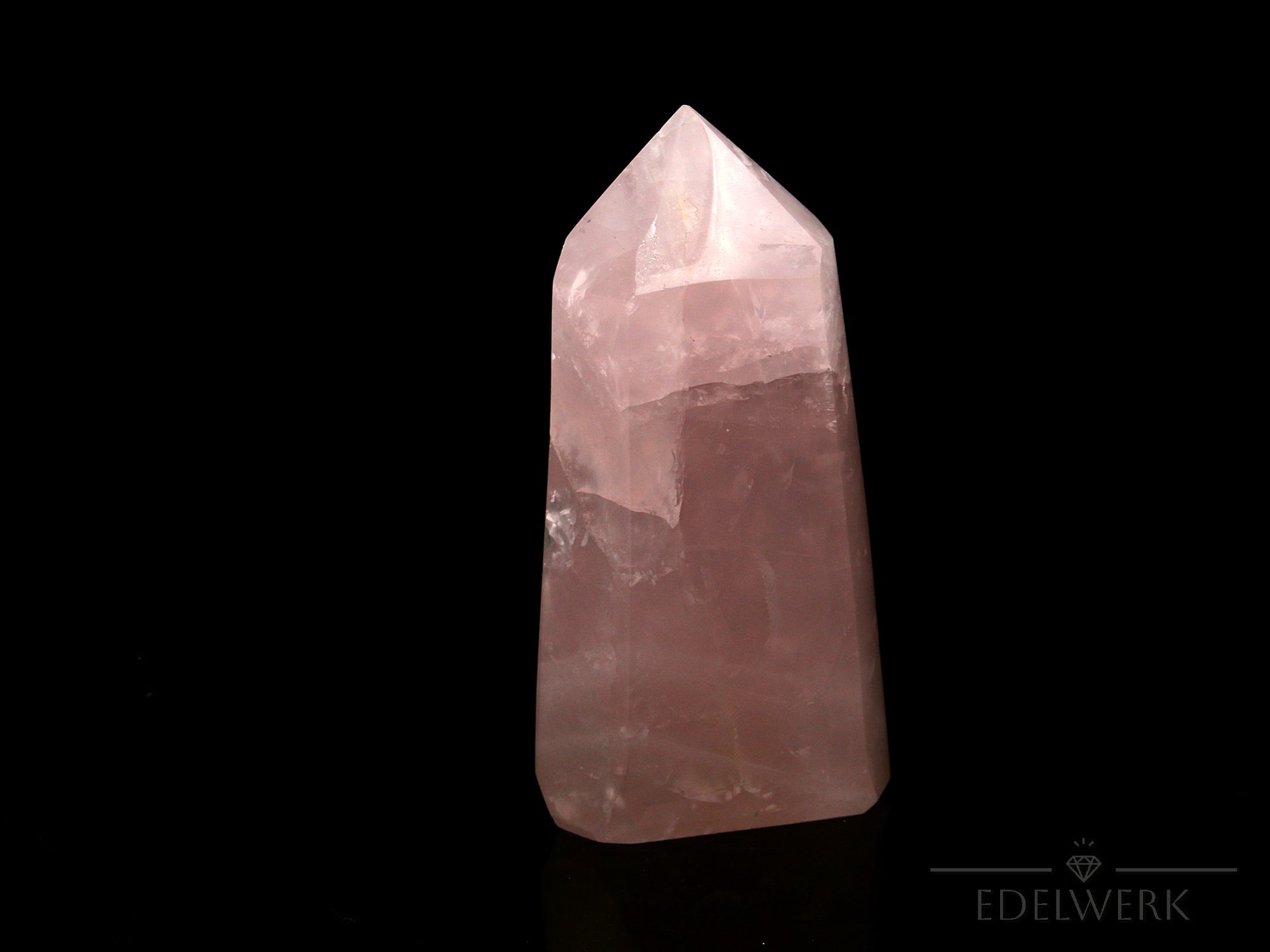 Natürlicher Rosenquarz, fördert meditative Ruhe, ungeschliffene rosa Struktur.