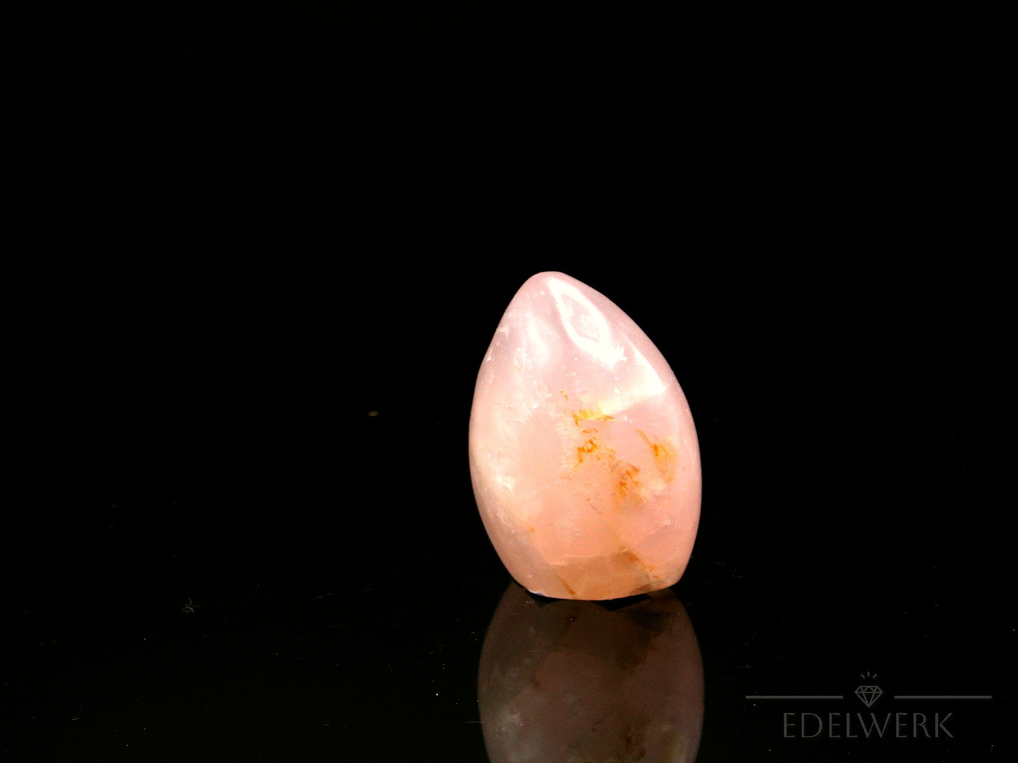 Klarer Rosenquarz, fördert energetische Energie, durchsichtige rosa Oberfläche.