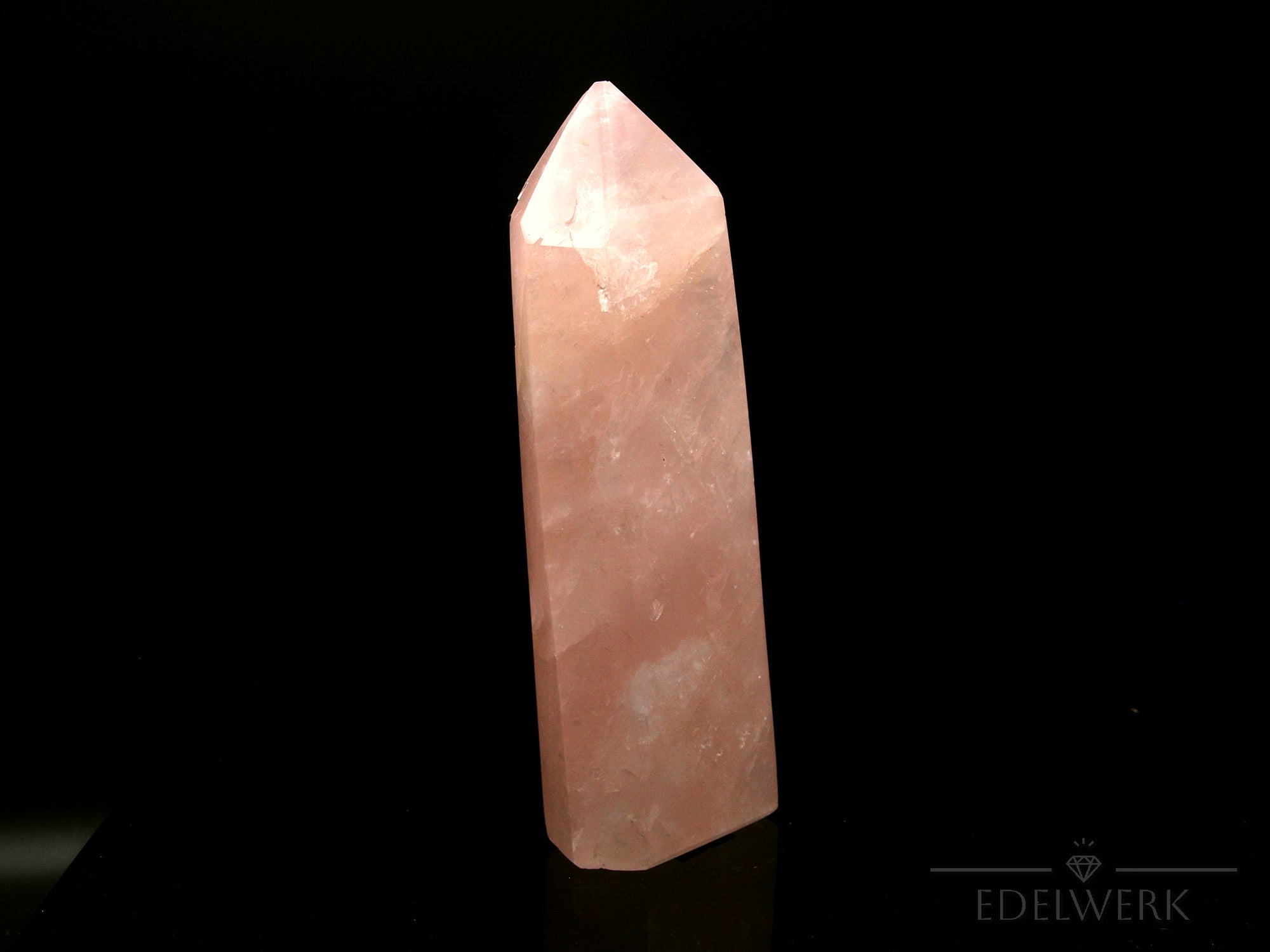 Strahlender Rosenquarz, fördert meditative Ruhe, rosa Kristallstruktur.