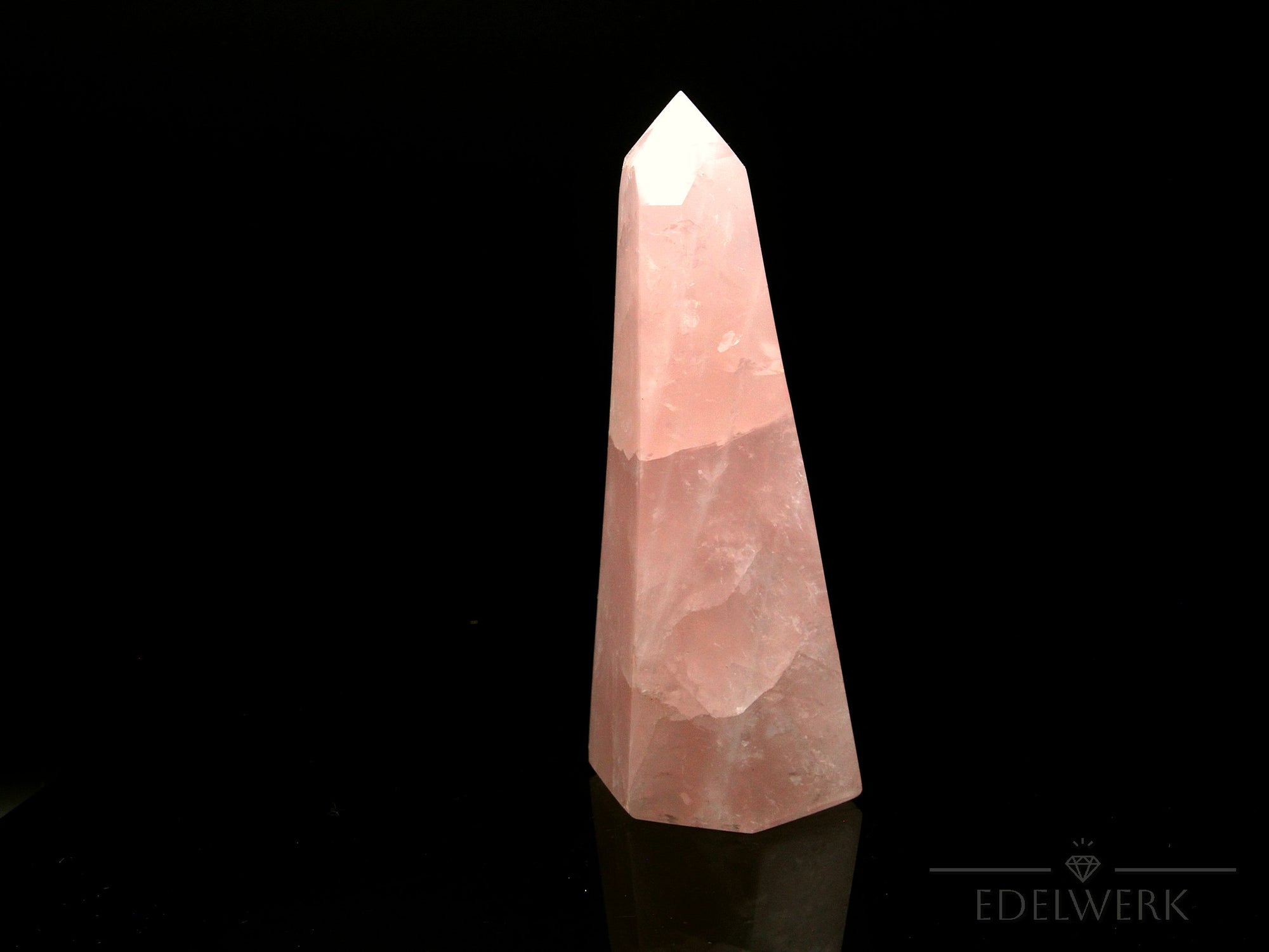 Klarer Rosenquarz, Heilstein für spirituelle Kraft, rosa glänzende Struktur.