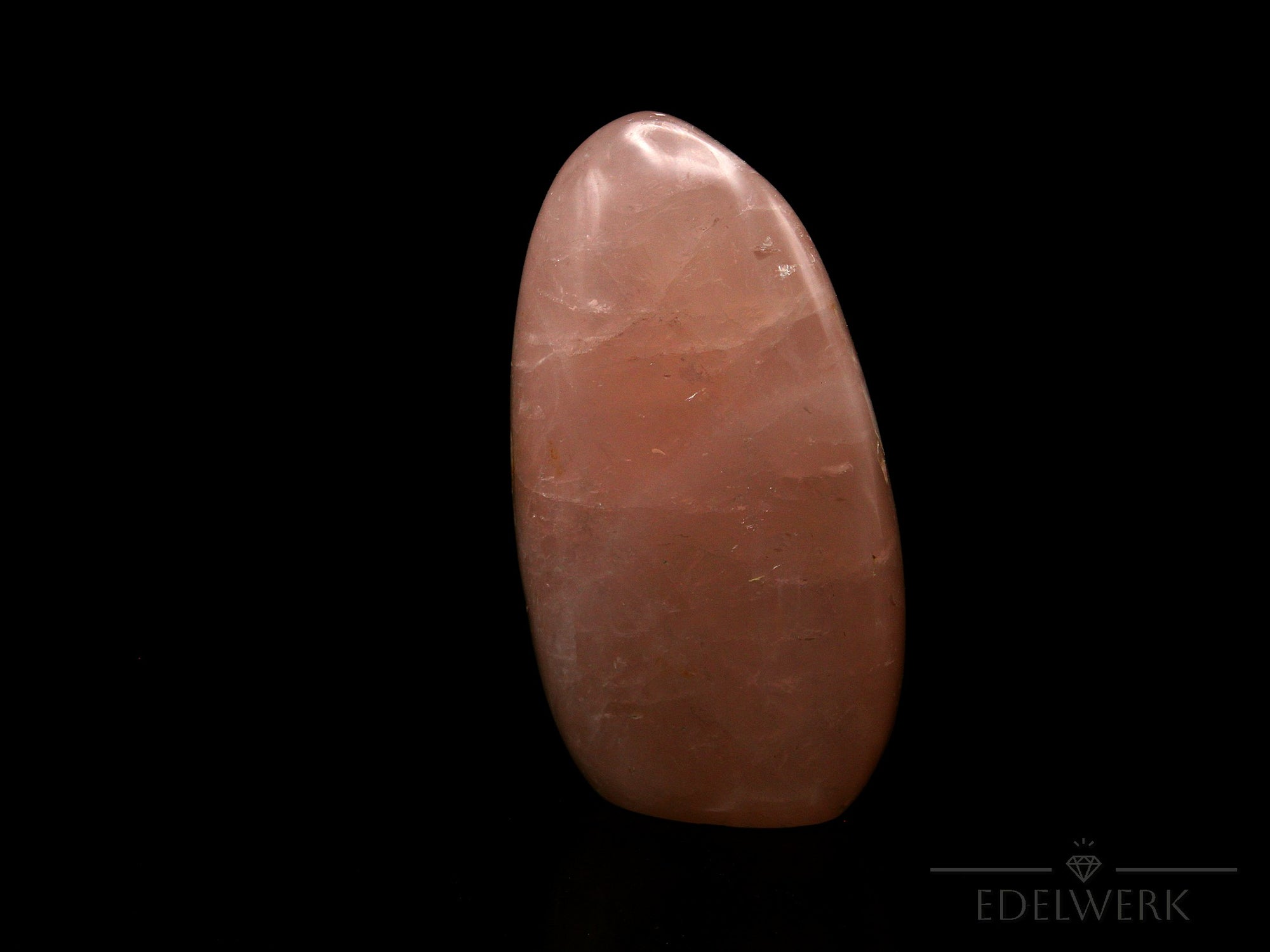 Natürlicher Rosenquarz, fördert meditative Ruhe, ungeschliffene rosa Struktur.