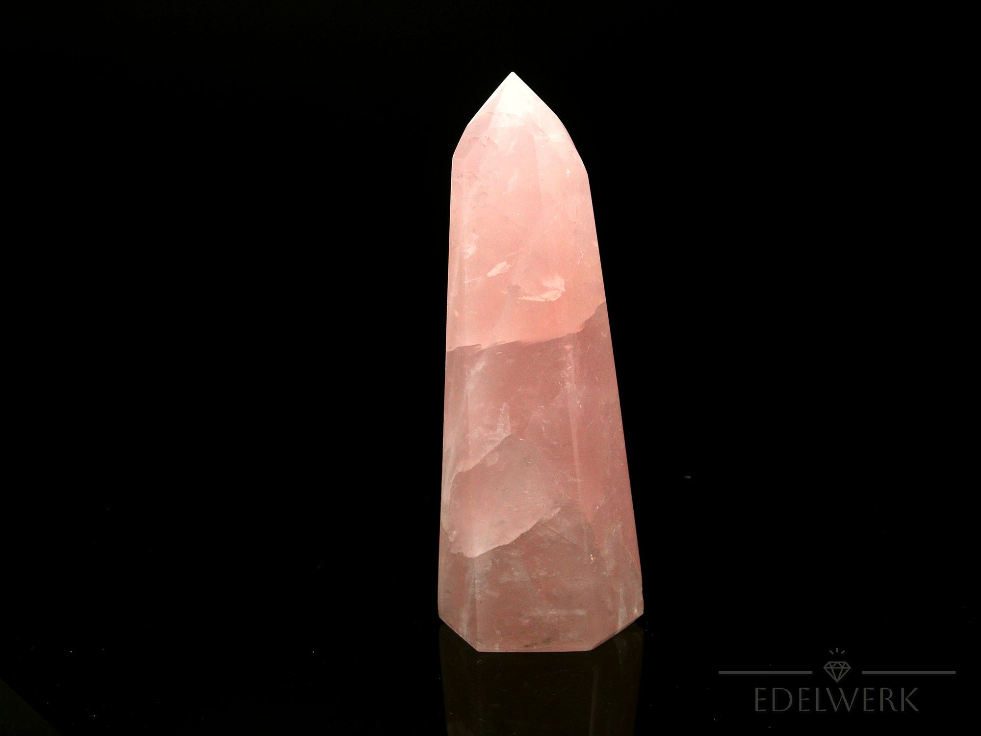 Strahlender Rosenquarz, fördert meditative Ruhe, rosa Kristallstruktur.