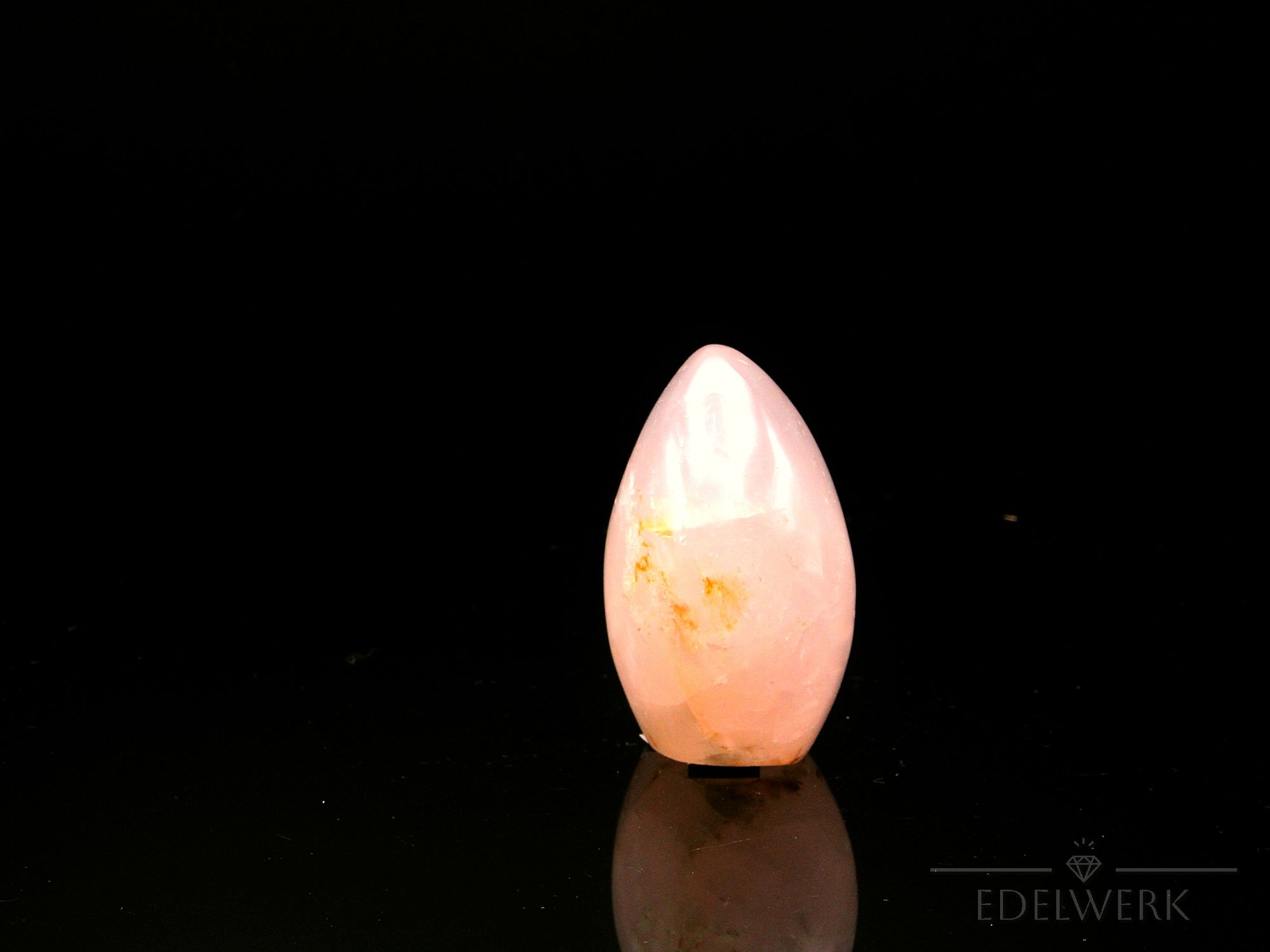 Klarer Rosenquarz, fördert spirituelle Balance, rosa glänzende Kristalle.