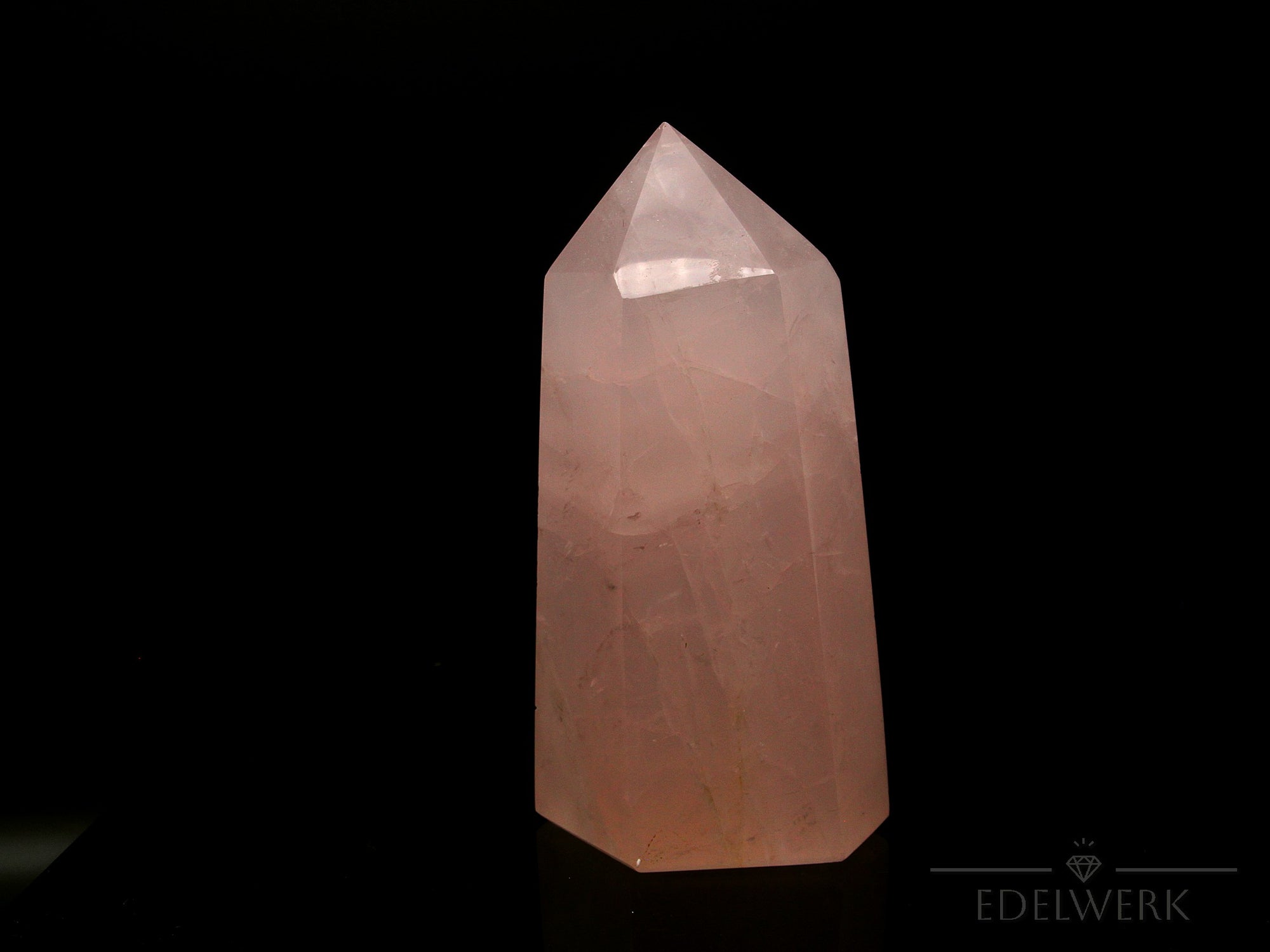 Klarer Rosenquarz, fördert spirituelle Balance, durchsichtige rosa Oberfläche.