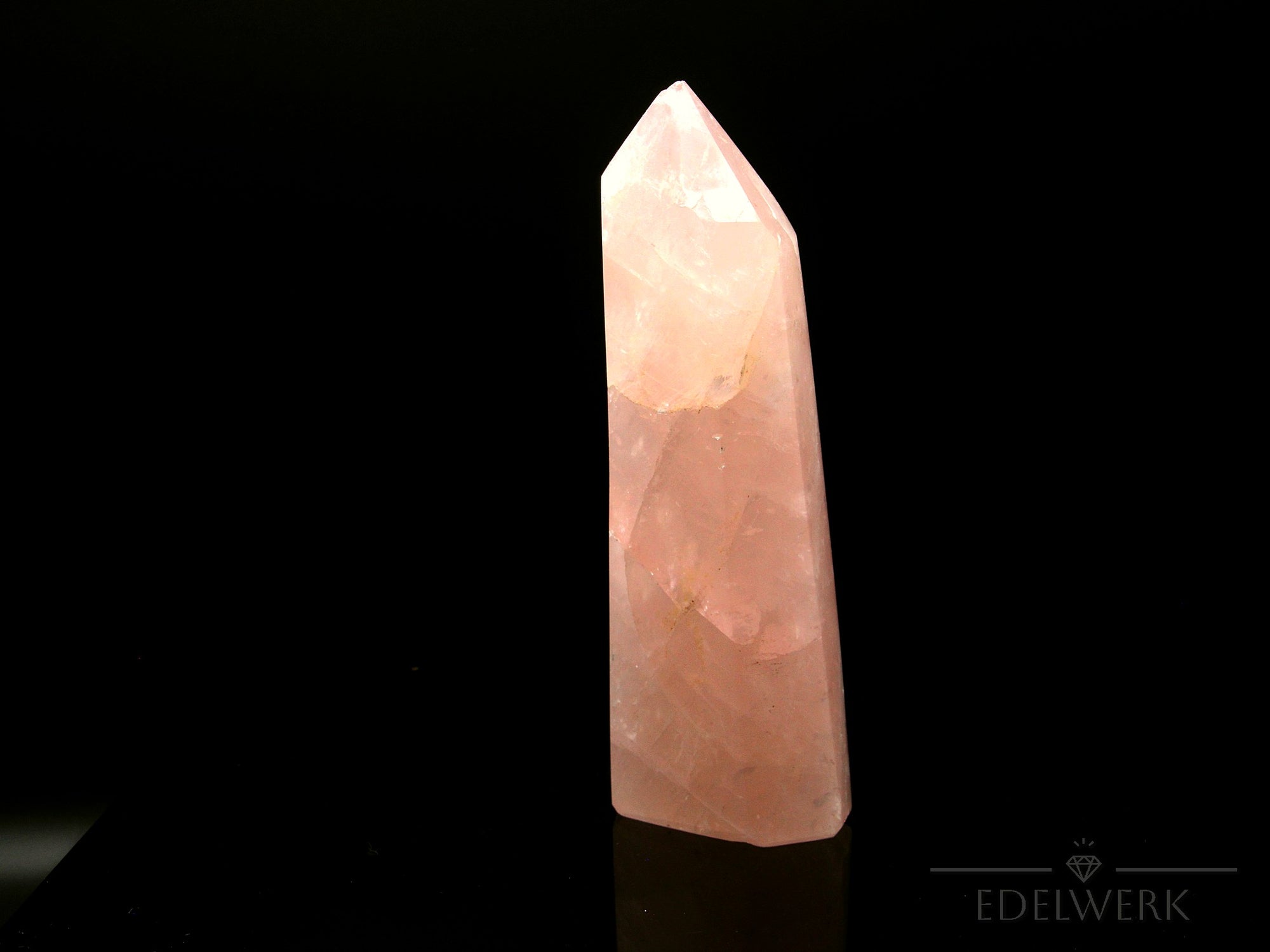 Strahlender Rosenquarz, fördert energetische Harmonie, rosa natürliche Struktur.