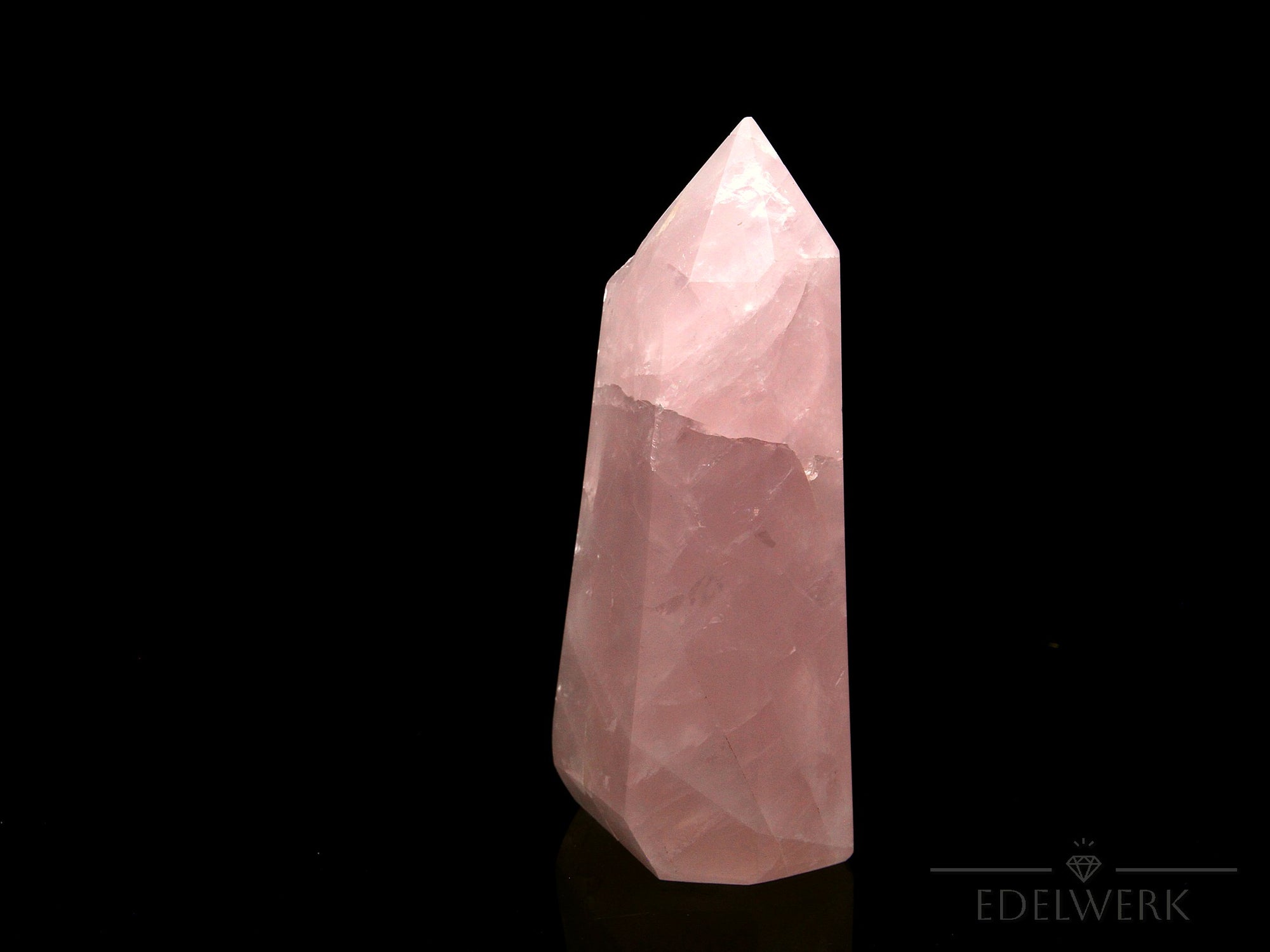Natürlicher Rosenquarz, fördert spirituelle Harmonie, rosa Oberfläche.
