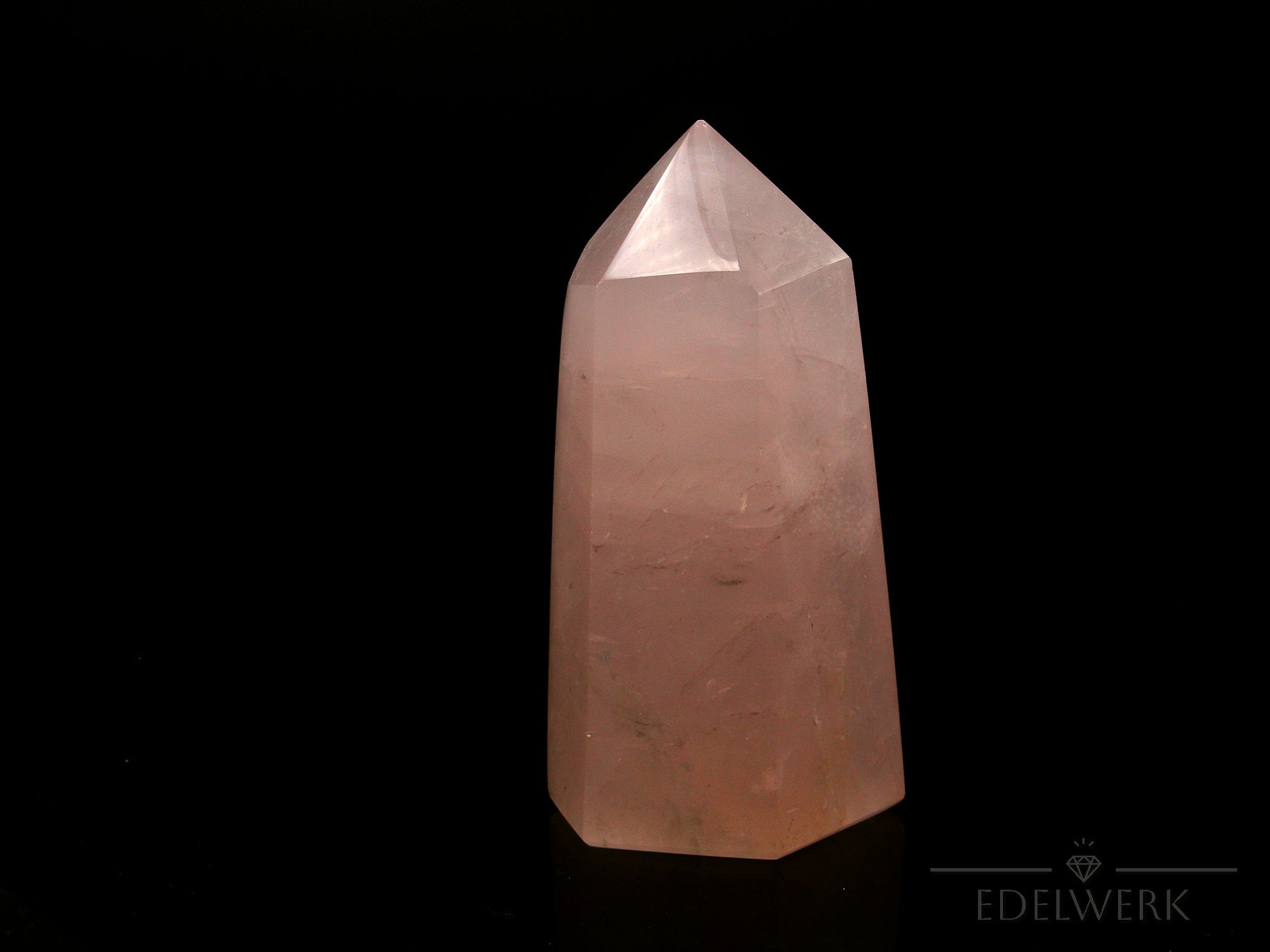 Klarer Rosenquarz, fördert intuitive Harmonie, rosa glänzende Kristalle.