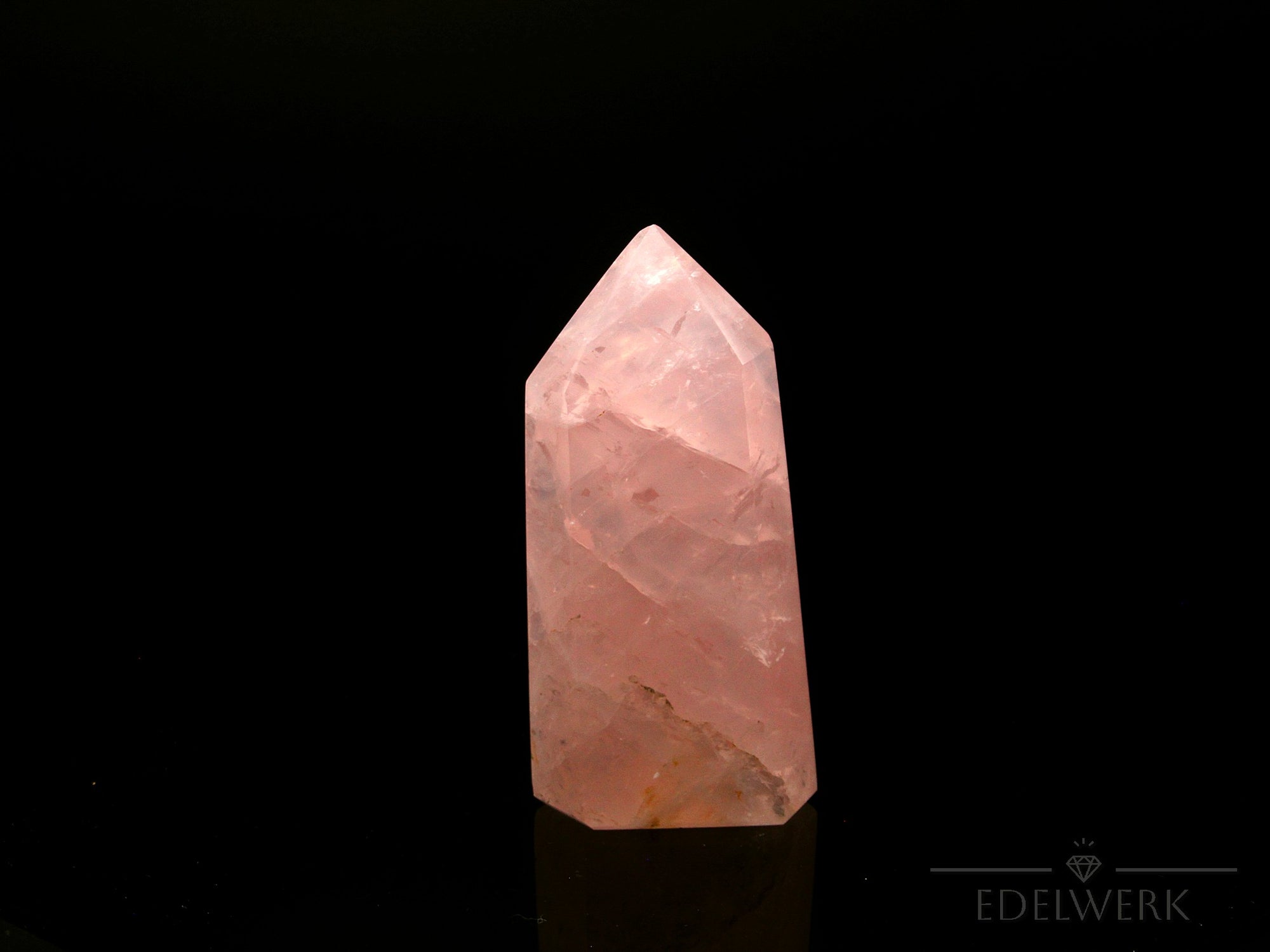 Rosenquarz Heilstein, fördert meditative Balance, rosa Kristallstruktur.