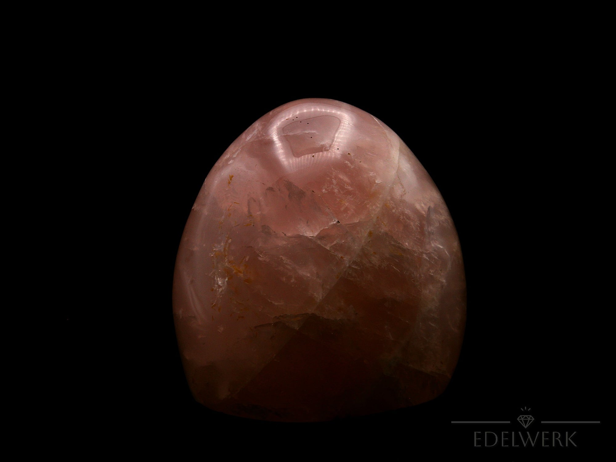 Strahlender Rosenquarz, fördert energetische Harmonie, rosa Kristallstruktur.