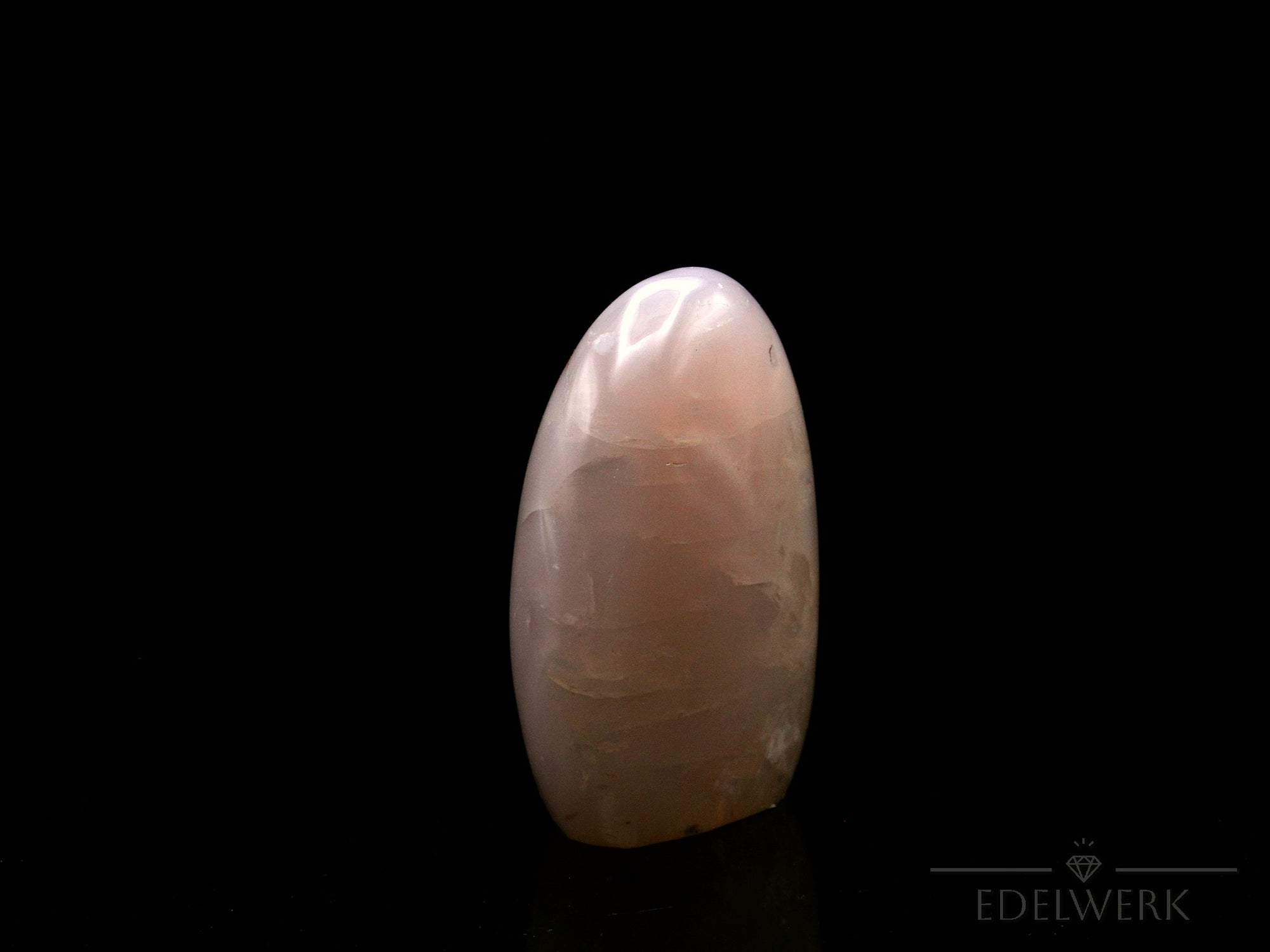Klarer Rosenquarz, Heilstein für meditative Harmonie, rosa Kristallform.