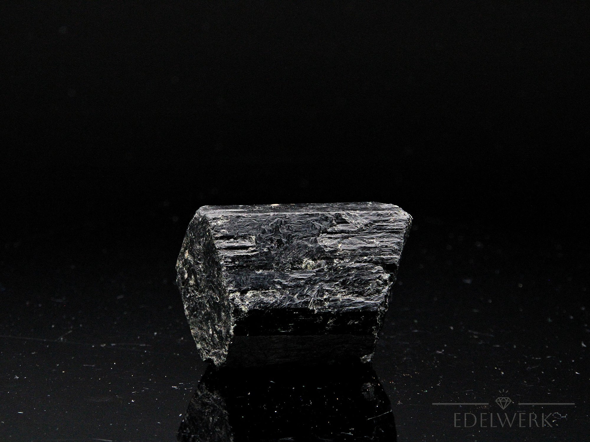 Natürlicher Schwarzer Turmalin, fördert meditative Harmonie, schwarze natürliche Form.