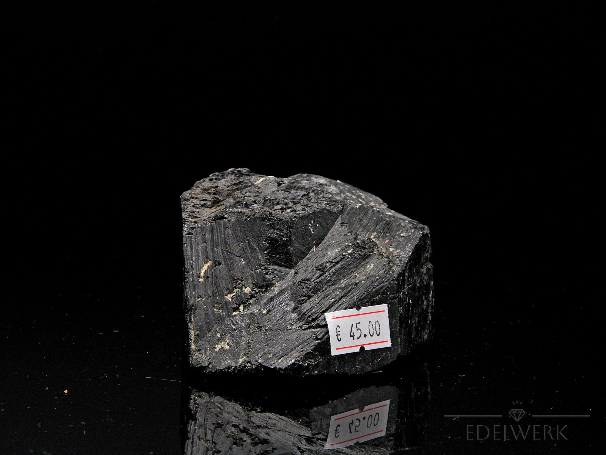 Klarer Schwarzer Turmalin, fördert spirituelle Klarheit, durchsichtige schwarze Kristalle.