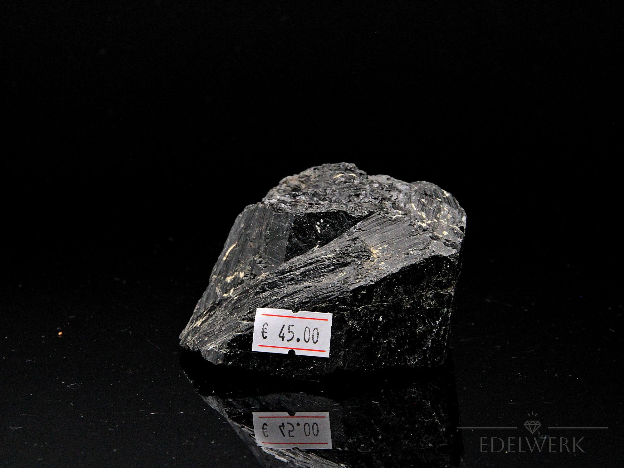 Klarer Schwarzer Turmalin, Heilstein für meditative Balance, schwarze natürliche Struktur.