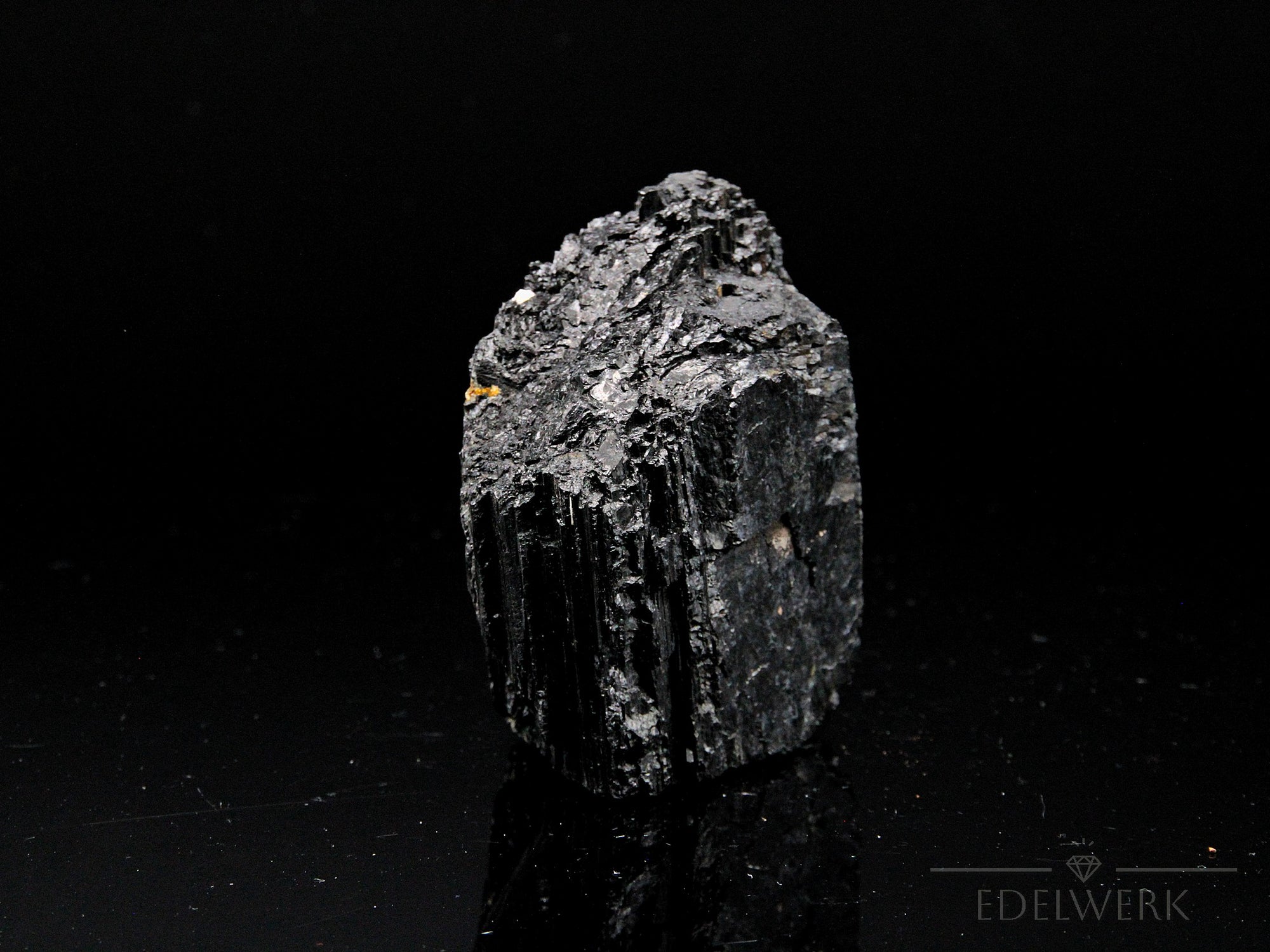 Klarer Schwarzer Turmalin, fördert spirituelle Balance, durchsichtige schwarze Kristalle.