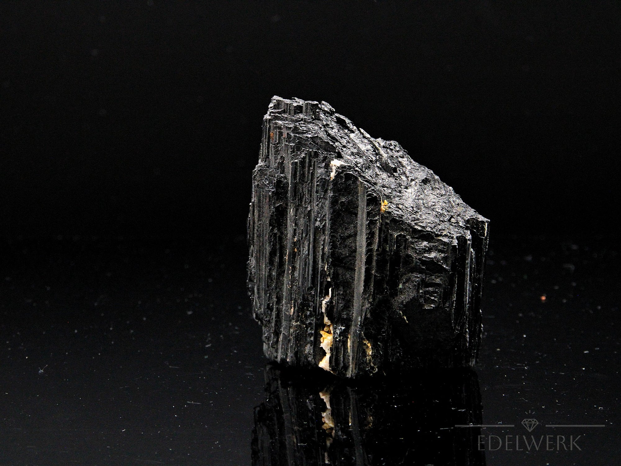 Strahlender Schwarzer Turmalin, fördert meditative Klarheit, schwarze glänzende Struktur.